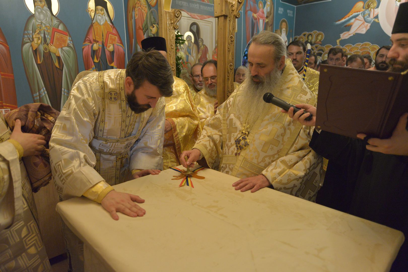 IPS Teofan a sfințit Capela Maternității din Botoșani: „Dumnezeu a împrumutat din puterea Sa creatoare oamenilor să facă suflet și trup de om”
