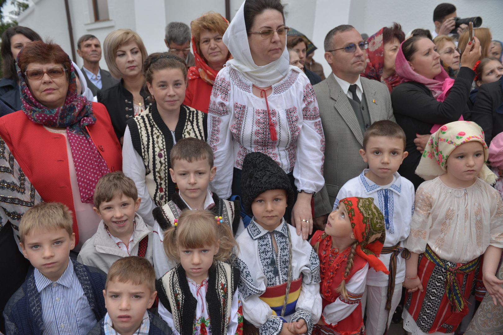 foto: Flavius Popa Resfințire de biserică la Humuleștii Noi – IPS Teofan:„ A aparține Bisericii înseamnă a îl cunoaște pe Dumnezeu”