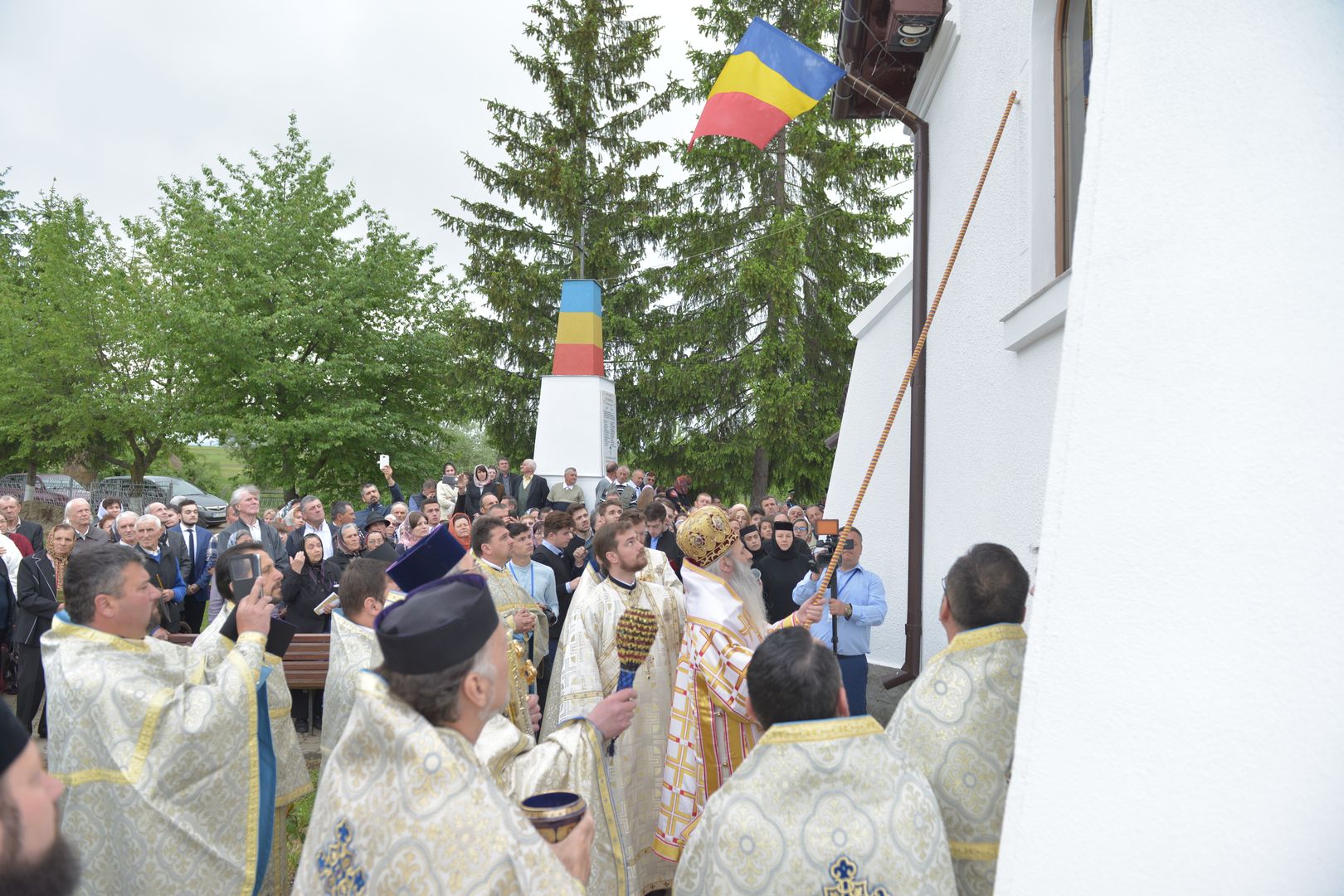 foto: Flavius Popa Resfințire de biserică la Humuleștii Noi – IPS Teofan:„ A aparține Bisericii înseamnă a îl cunoaște pe Dumnezeu”