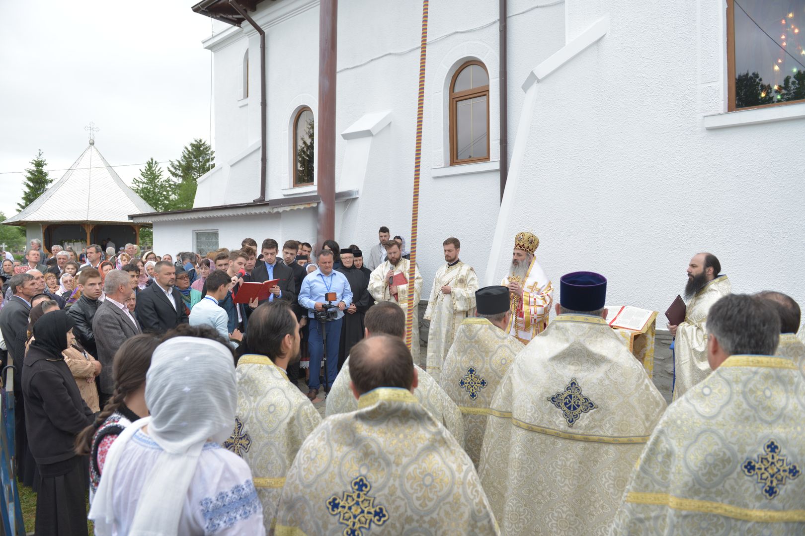 foto: Flavius Popa Resfințire de biserică la Humuleștii Noi – IPS Teofan:„ A aparține Bisericii înseamnă a îl cunoaște pe Dumnezeu”