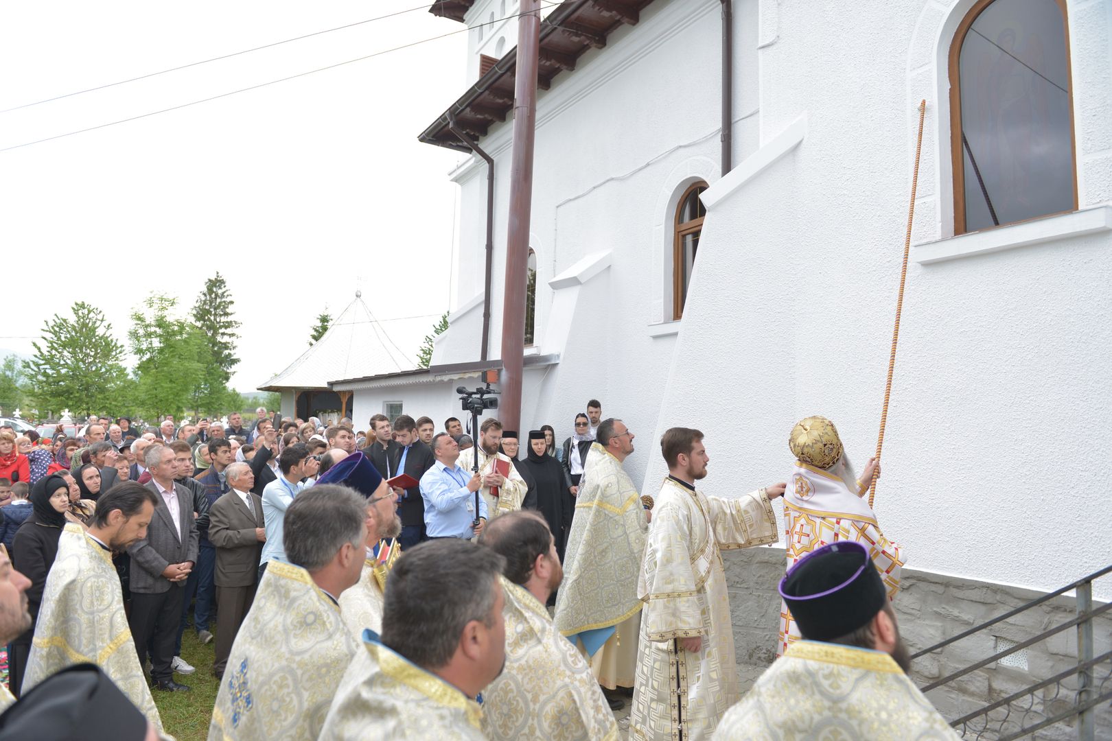 foto: Flavius Popa Resfințire de biserică la Humuleștii Noi – IPS Teofan:„ A aparține Bisericii înseamnă a îl cunoaște pe Dumnezeu”