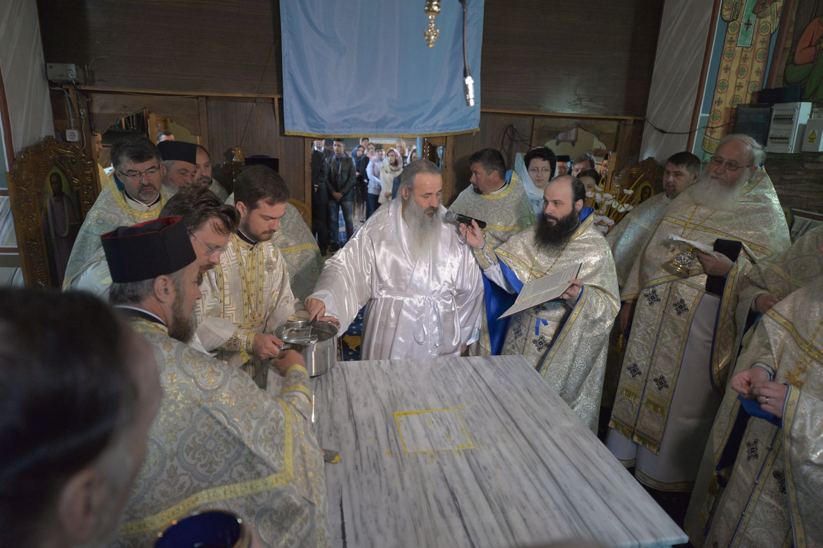 foto: Flavius Popa Resfințire de biserică la Humuleștii Noi – IPS Teofan:„ A aparține Bisericii înseamnă a îl cunoaște pe Dumnezeu”
