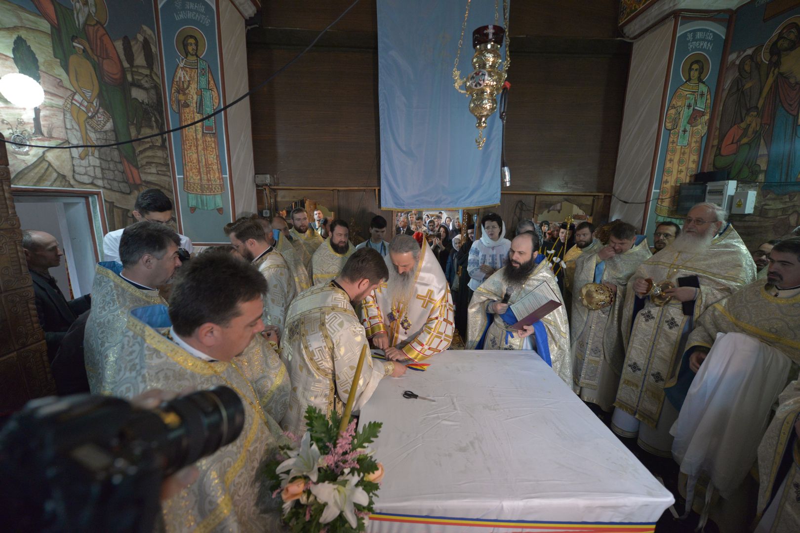 foto: Flavius Popa Resfințire de biserică la Humuleștii Noi – IPS Teofan:„ A aparține Bisericii înseamnă a îl cunoaște pe Dumnezeu”