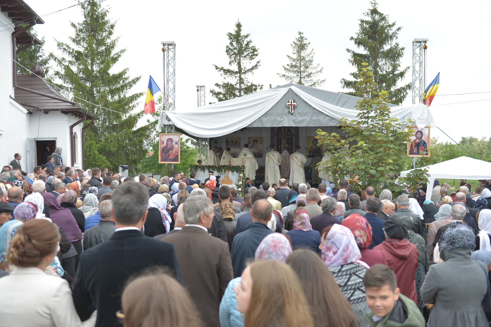 foto: Flavius Popa Resfințire de biserică la Humuleștii Noi – IPS Teofan:„ A aparține Bisericii înseamnă a îl cunoaște pe Dumnezeu”