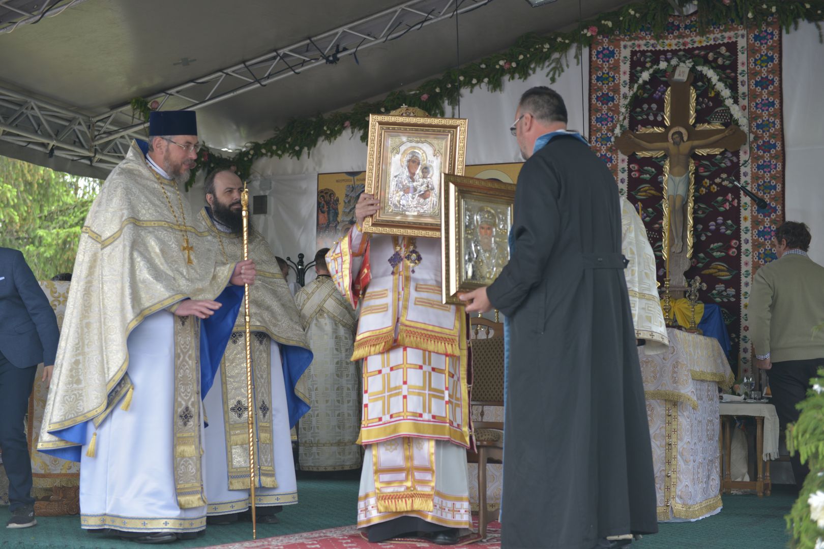 foto: Flavius Popa Resfințire de biserică la Humuleștii Noi – IPS Teofan:„ A aparține Bisericii înseamnă a îl cunoaște pe Dumnezeu”
