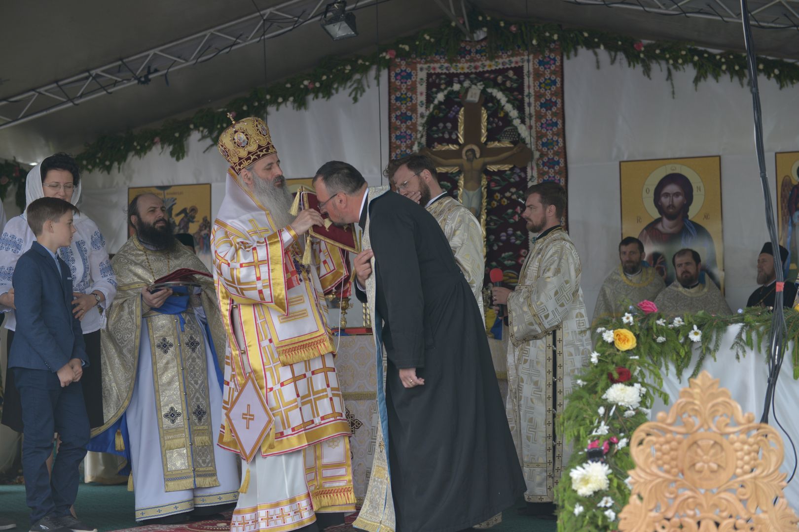foto: Flavius Popa Resfințire de biserică la Humuleștii Noi – IPS Teofan:„ A aparține Bisericii înseamnă a îl cunoaște pe Dumnezeu”
