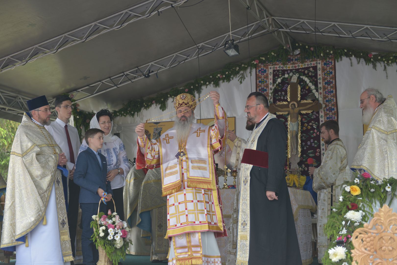 foto: Flavius Popa Resfințire de biserică la Humuleștii Noi – IPS Teofan:„ A aparține Bisericii înseamnă a îl cunoaște pe Dumnezeu”