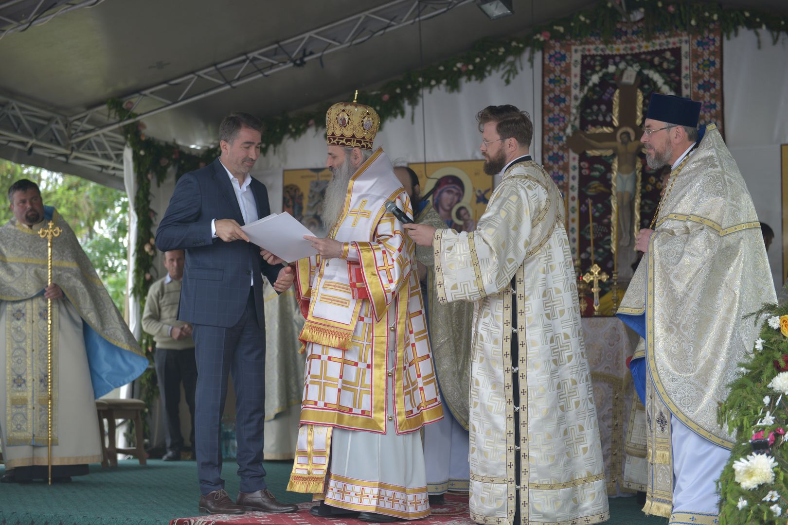foto: Flavius Popa Resfințire de biserică la Humuleștii Noi – IPS Teofan:„ A aparține Bisericii înseamnă a îl cunoaște pe Dumnezeu”