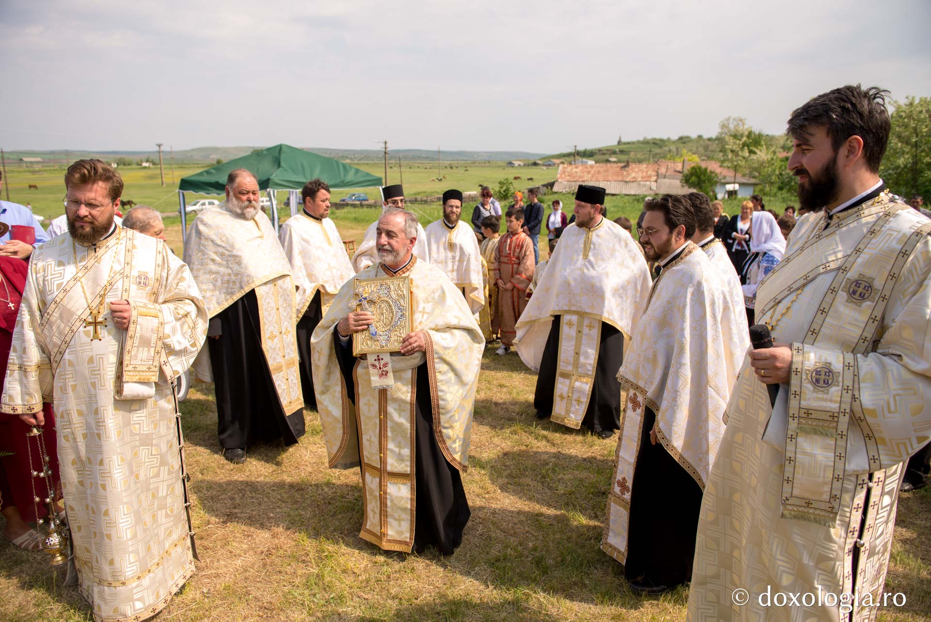 Punerea pietrei de temelie pentru noua biserică din Parohia Rediu-Răuseni