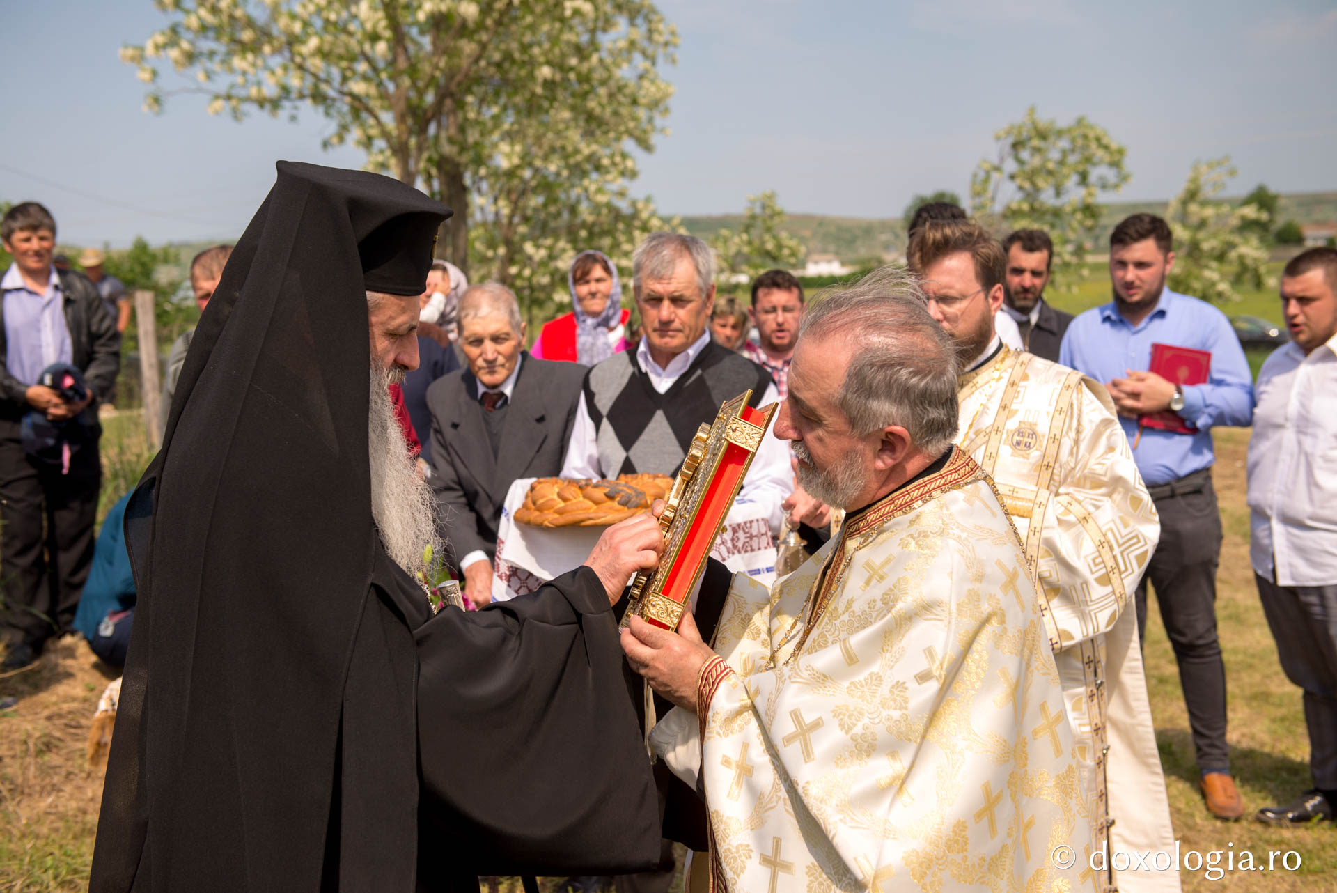 Punerea pietrei de temelie pentru noua biserică din Parohia Rediu-Răuseni