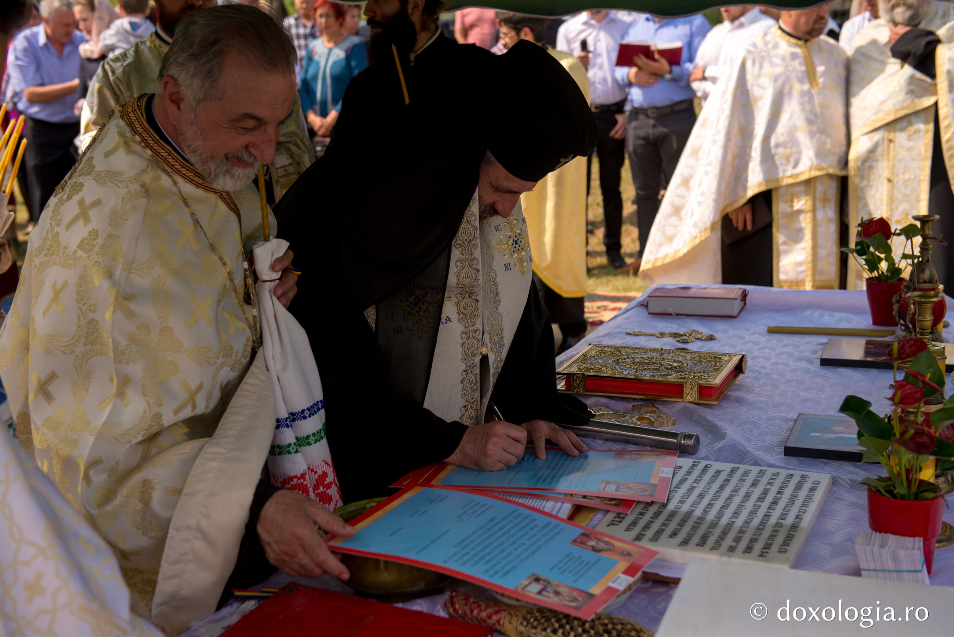 Punerea pietrei de temelie pentru noua biserică din Parohia Rediu-Răuseni