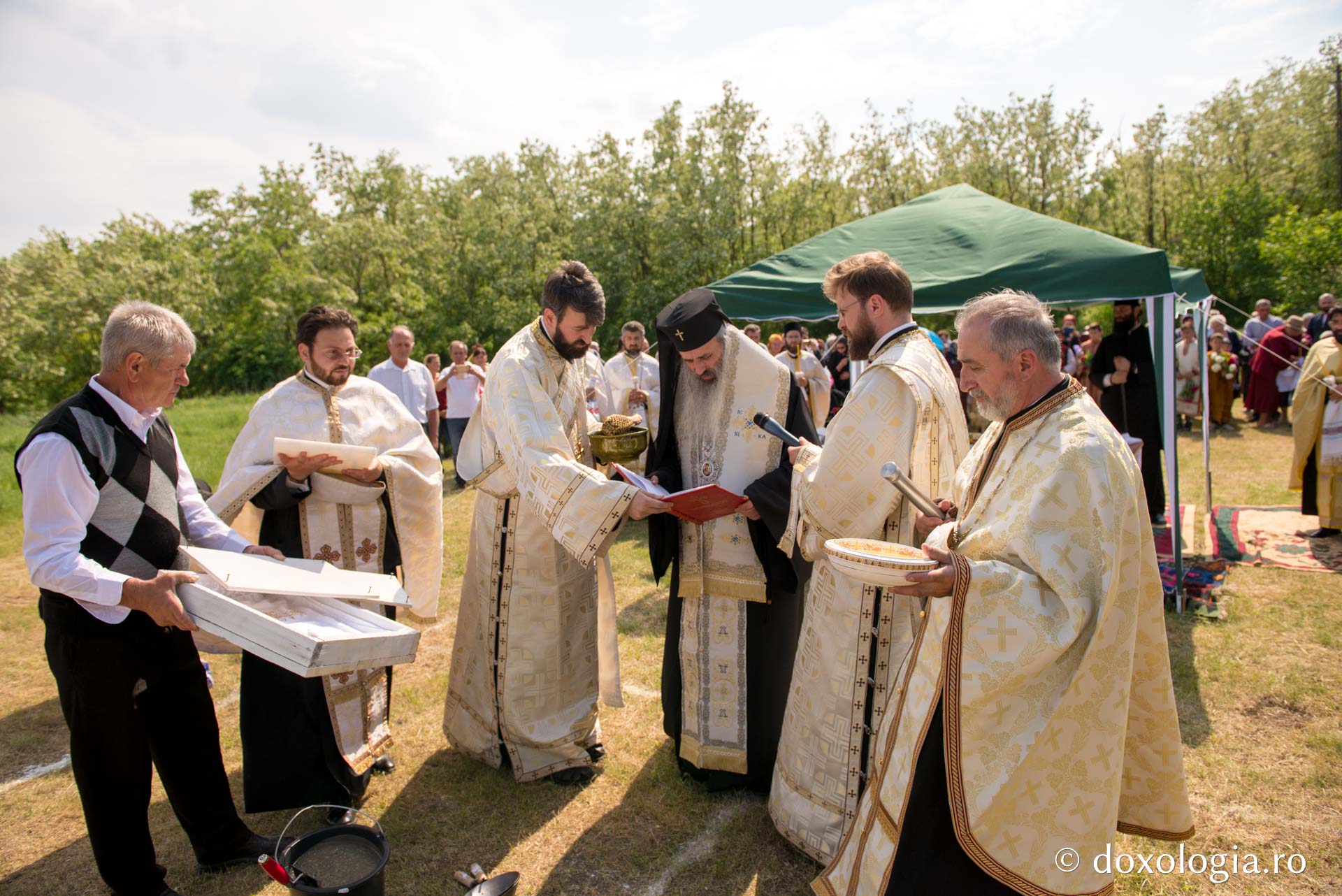 Punerea pietrei de temelie pentru noua biserică din Parohia Rediu-Răuseni