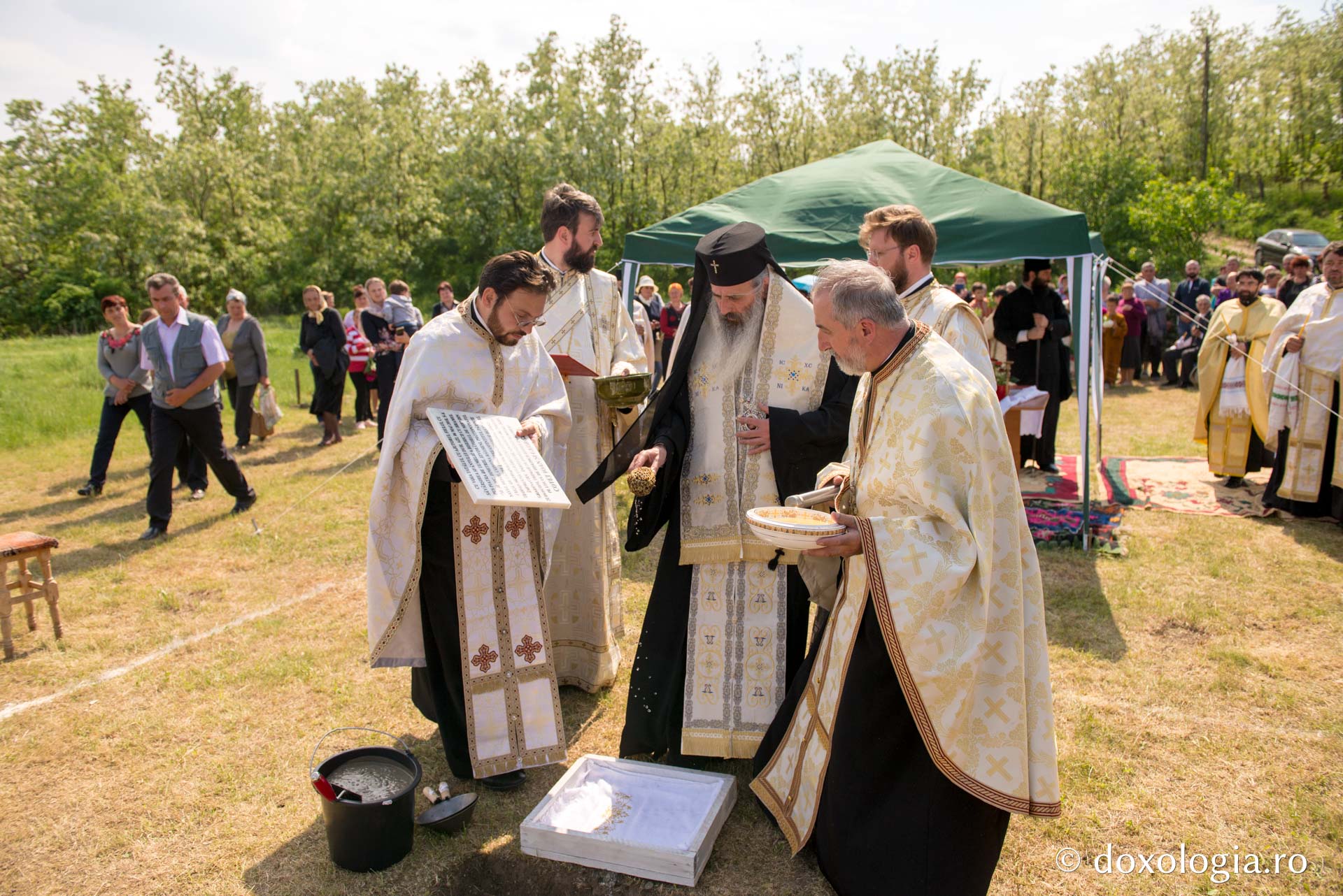 Punerea pietrei de temelie pentru noua biserică din Parohia Rediu-Răuseni