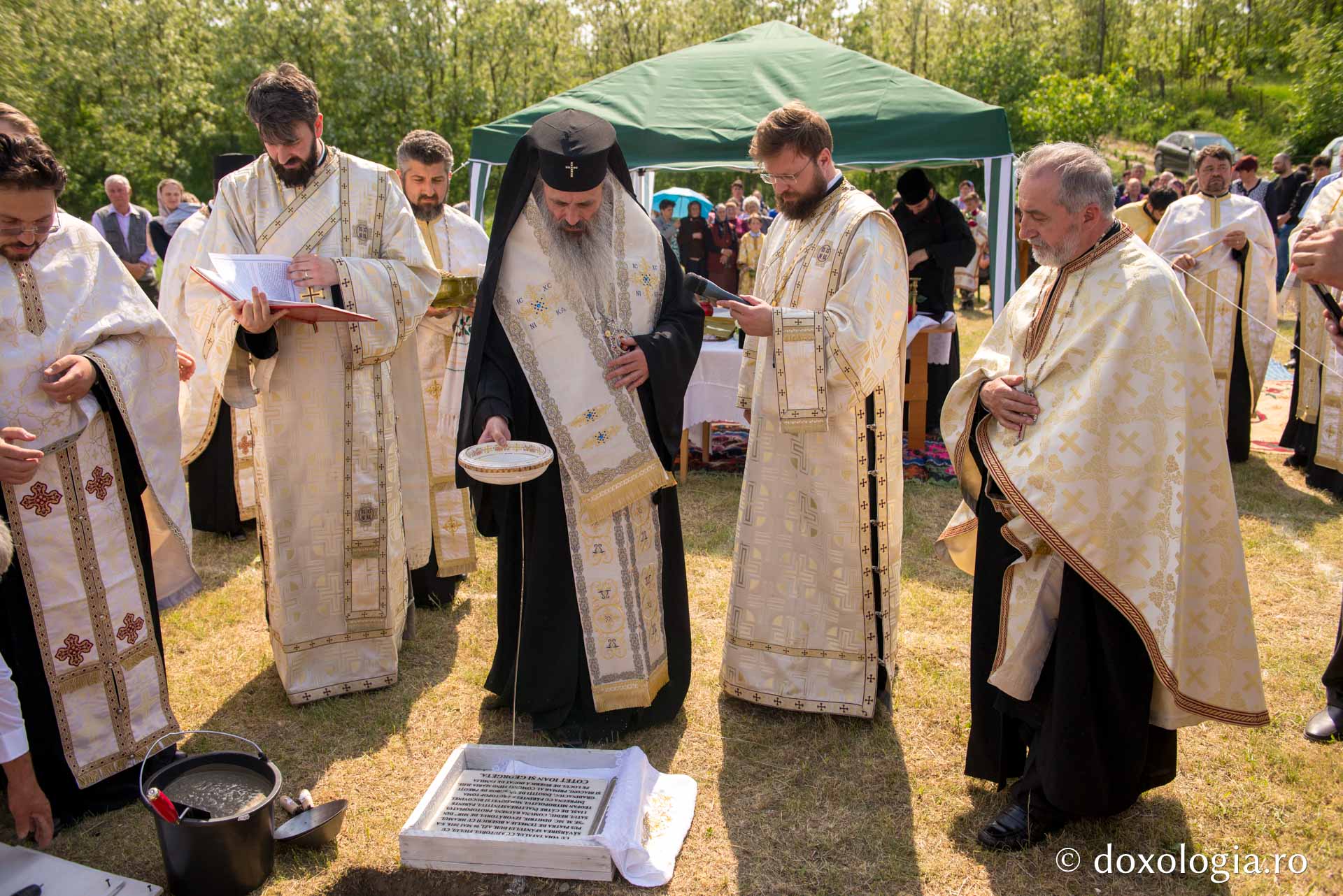 Punerea pietrei de temelie pentru noua biserică din Parohia Rediu-Răuseni
