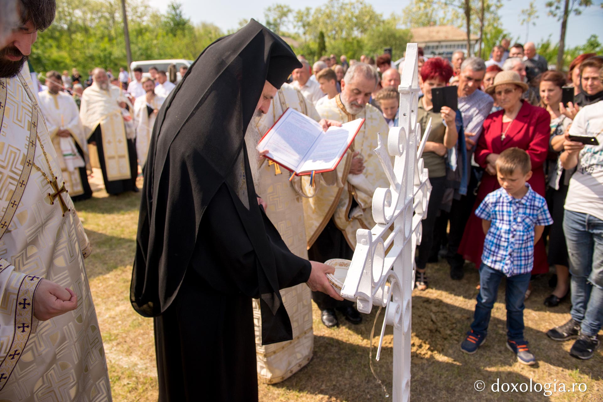 Punerea pietrei de temelie pentru noua biserică din Parohia Rediu-Răuseni