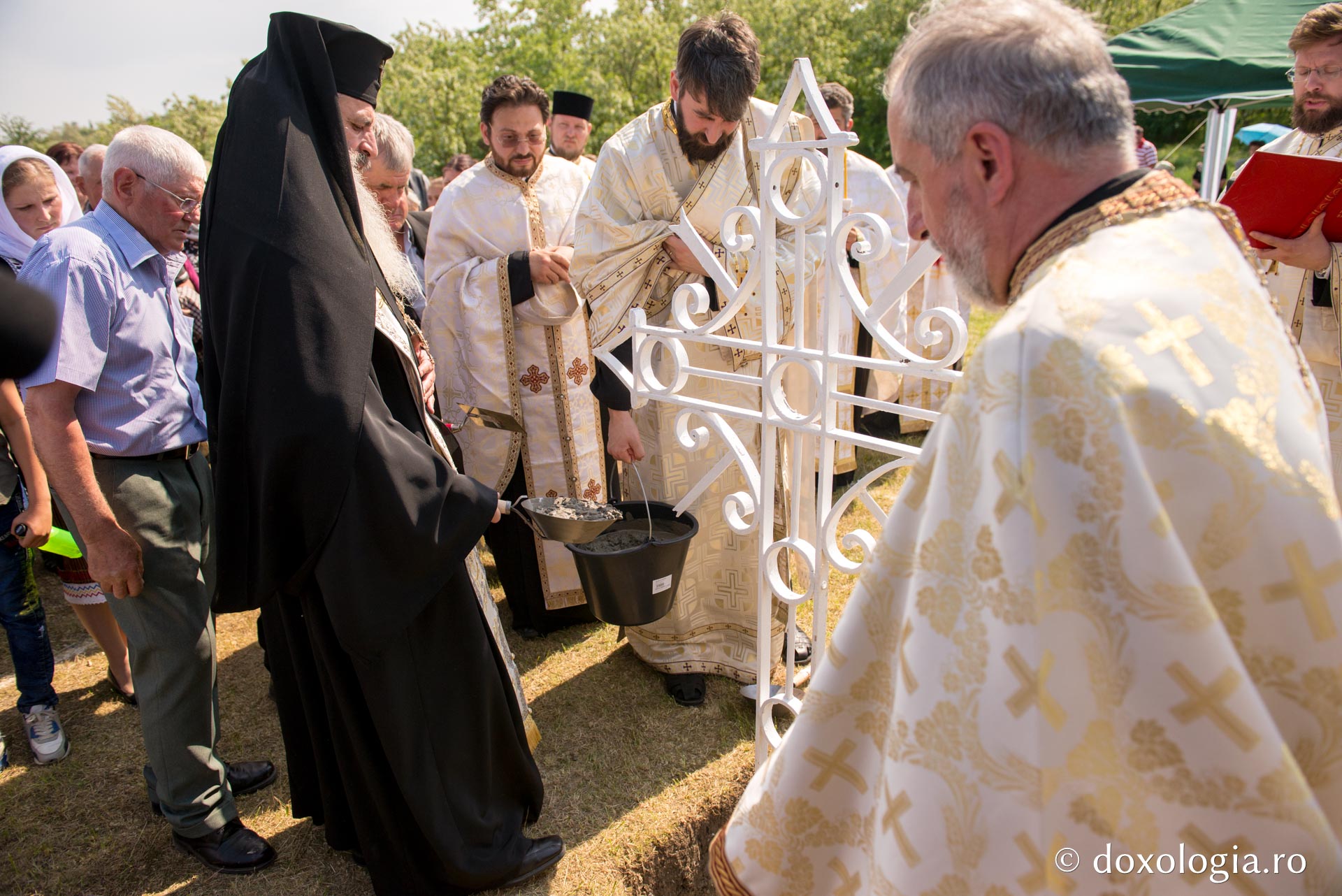 Punerea pietrei de temelie pentru noua biserică din Parohia Rediu-Răuseni