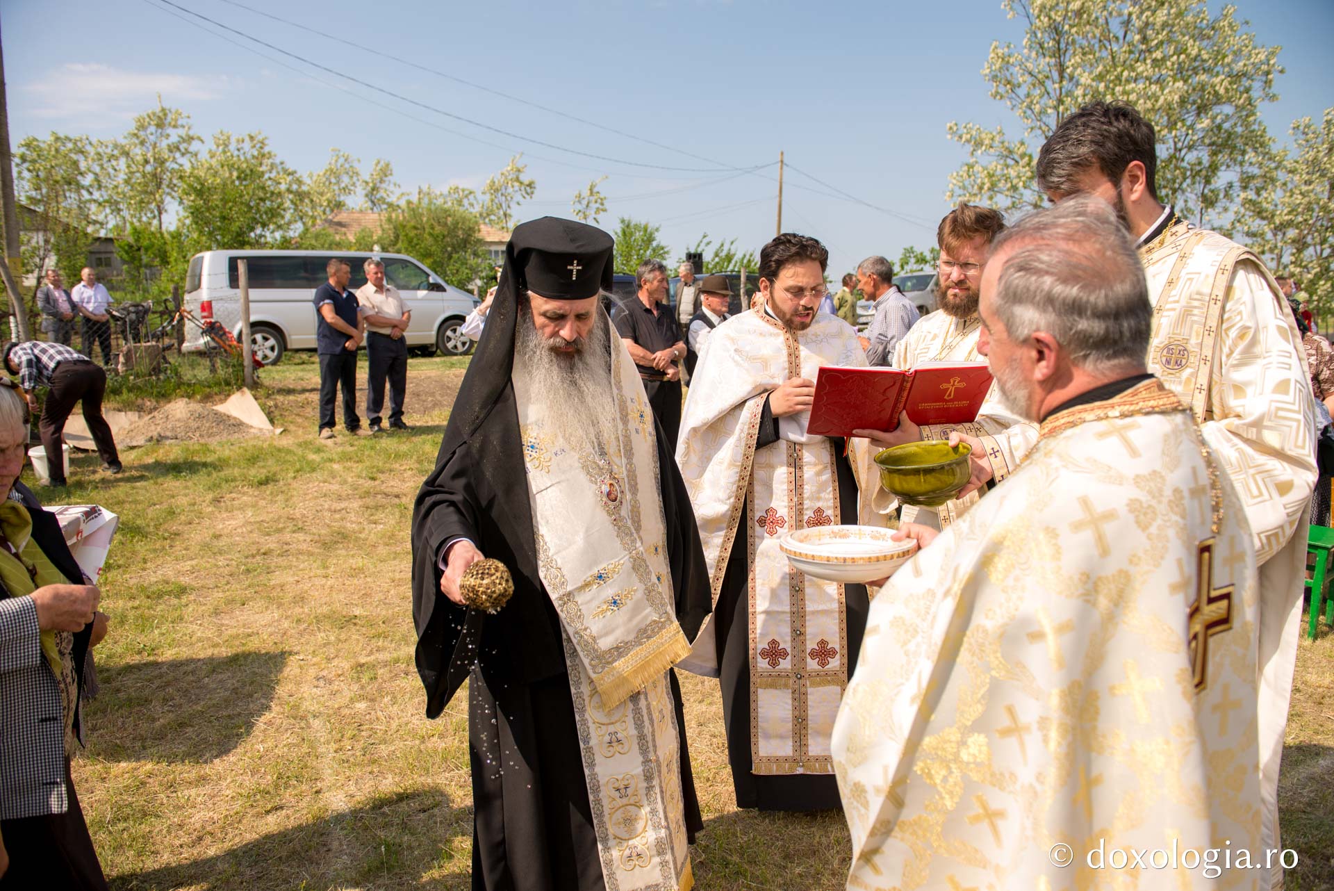 Punerea pietrei de temelie pentru noua biserică din Parohia Rediu-Răuseni