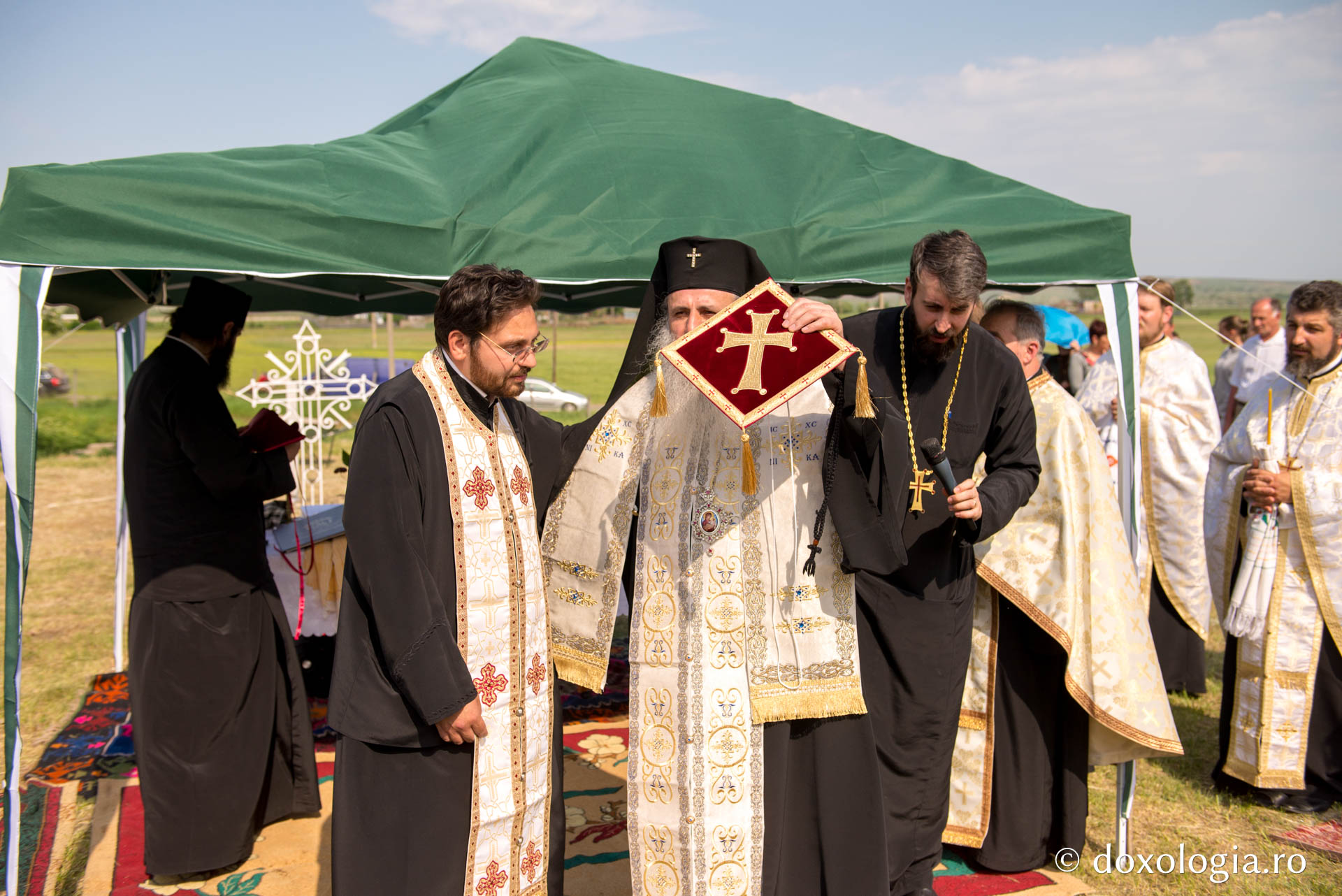Punerea pietrei de temelie pentru noua biserică din Parohia Rediu-Răuseni