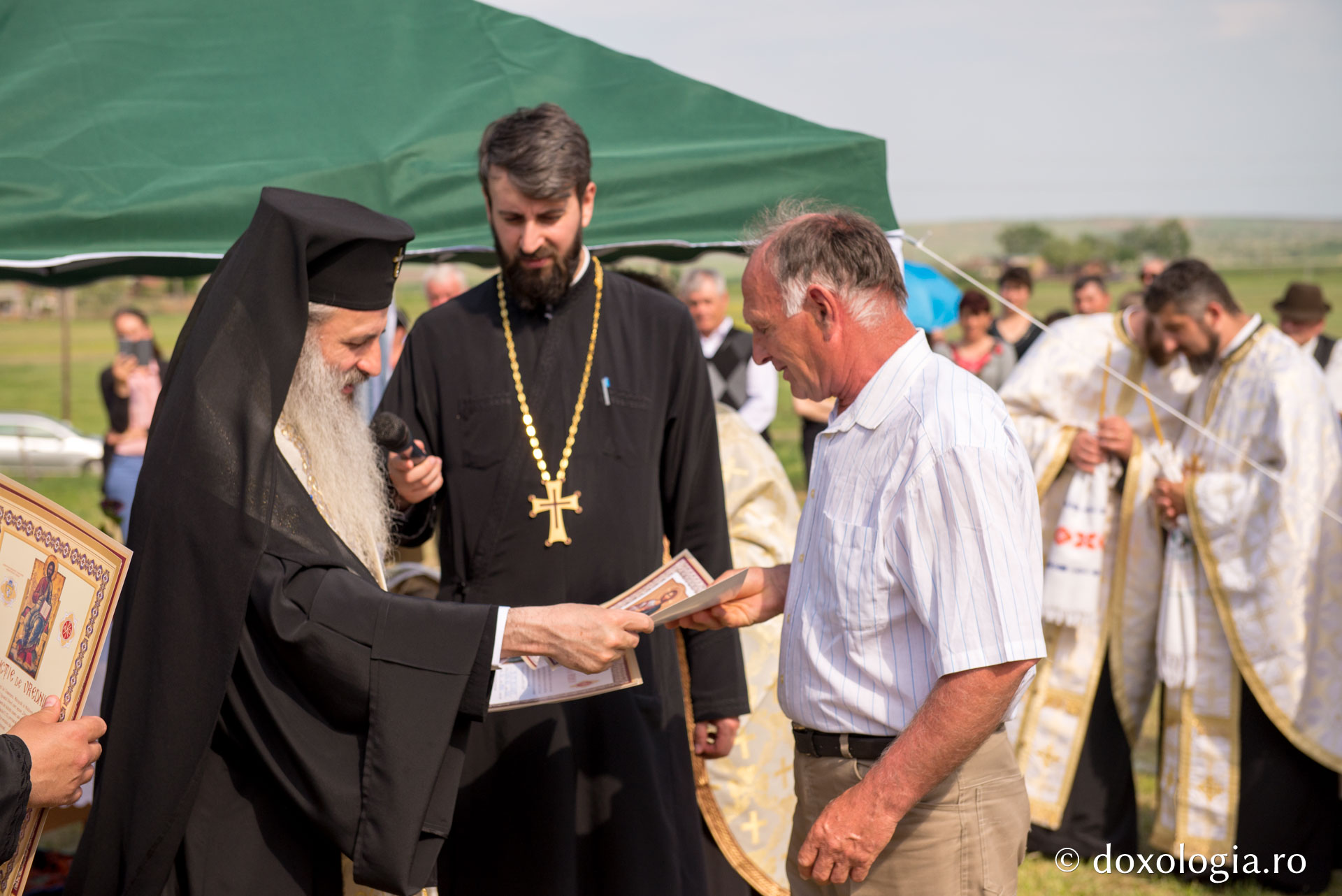 Punerea pietrei de temelie pentru noua biserică din Parohia Rediu-Răuseni