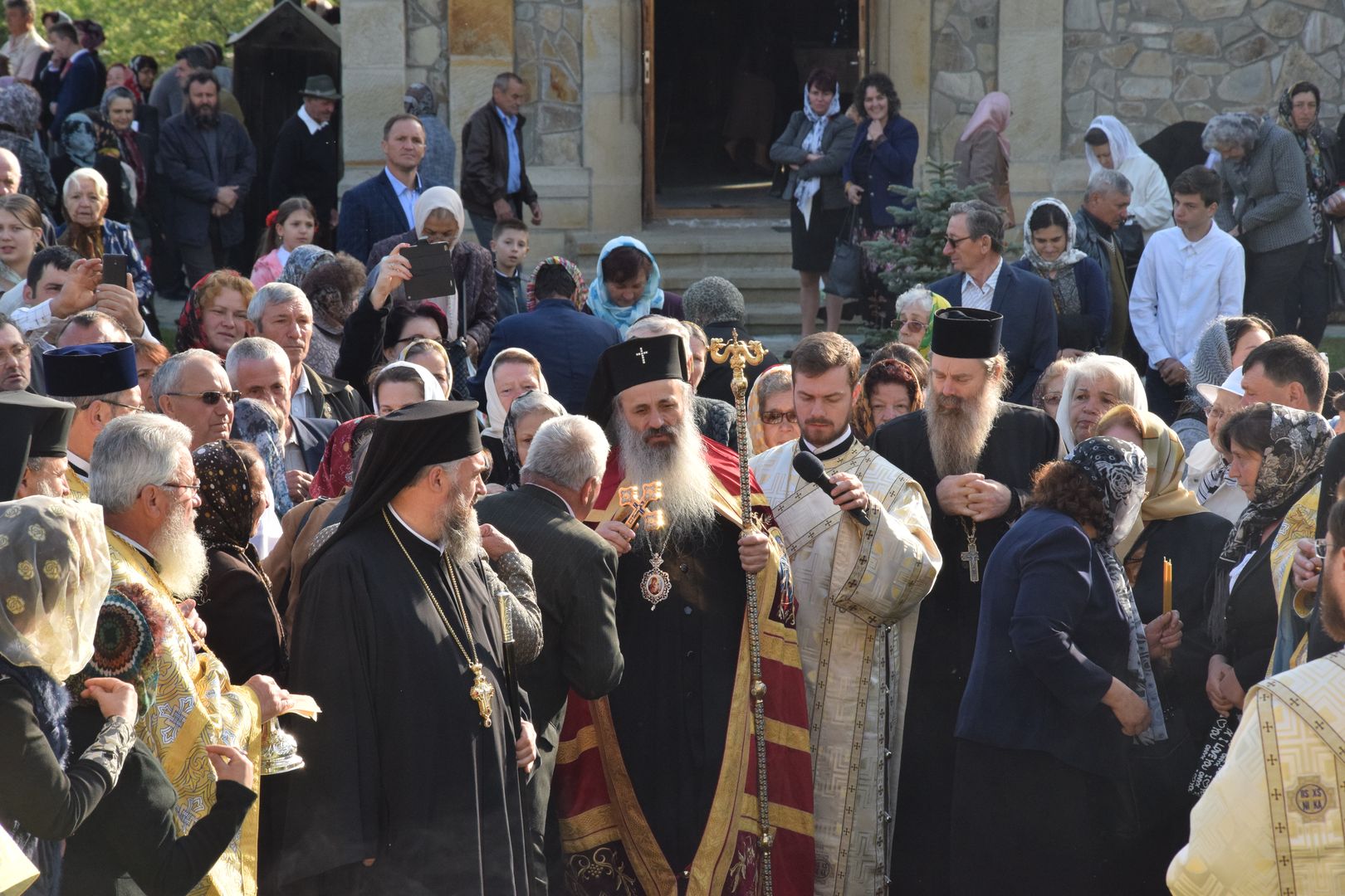 Paraclisul Schitului Icoana Nouă - Neamț a fost sfințit de IPS Teofan