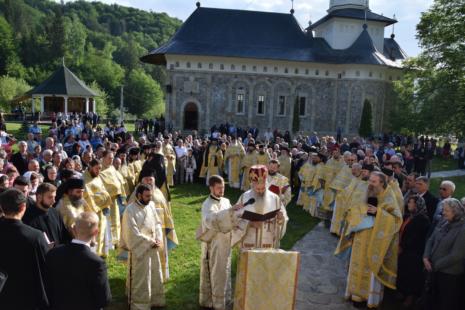 Paraclisul Schitului Icoana Nouă - Neamț a fost sfințit de IPS Teofan