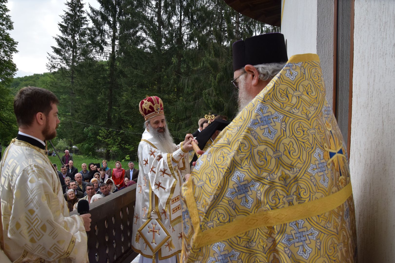 Paraclisul Schitului Icoana Nouă - Neamț a fost sfințit de IPS Teofan