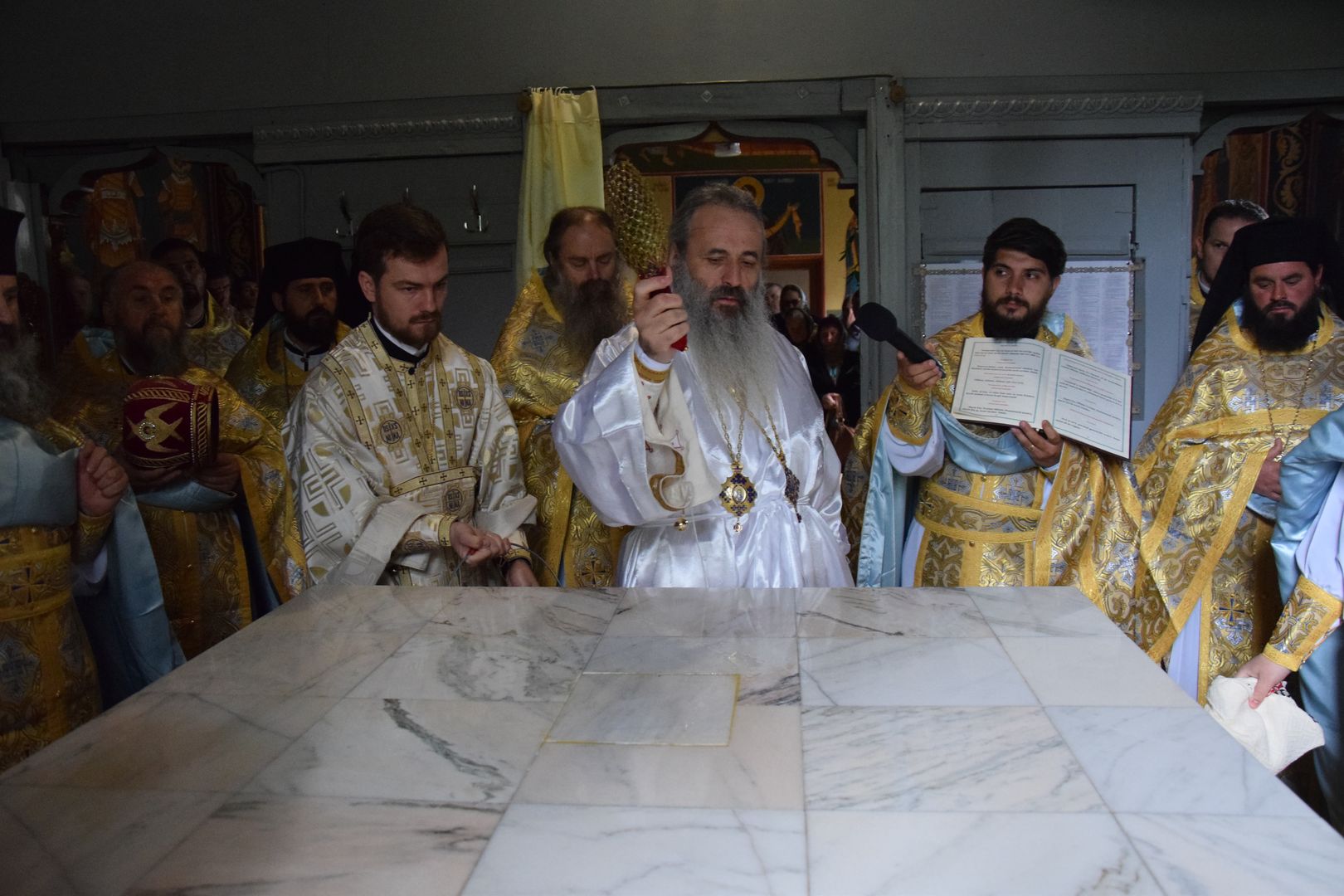 Paraclisul Schitului Icoana Nouă - Neamț a fost sfințit de IPS Teofan