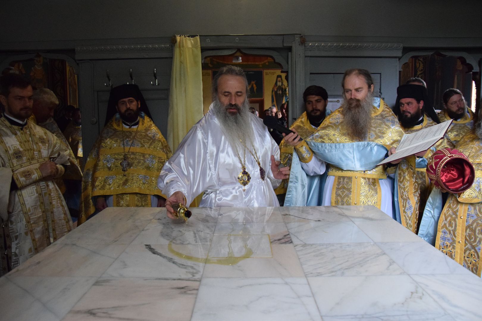 Paraclisul Schitului Icoana Nouă - Neamț a fost sfințit de IPS Teofan