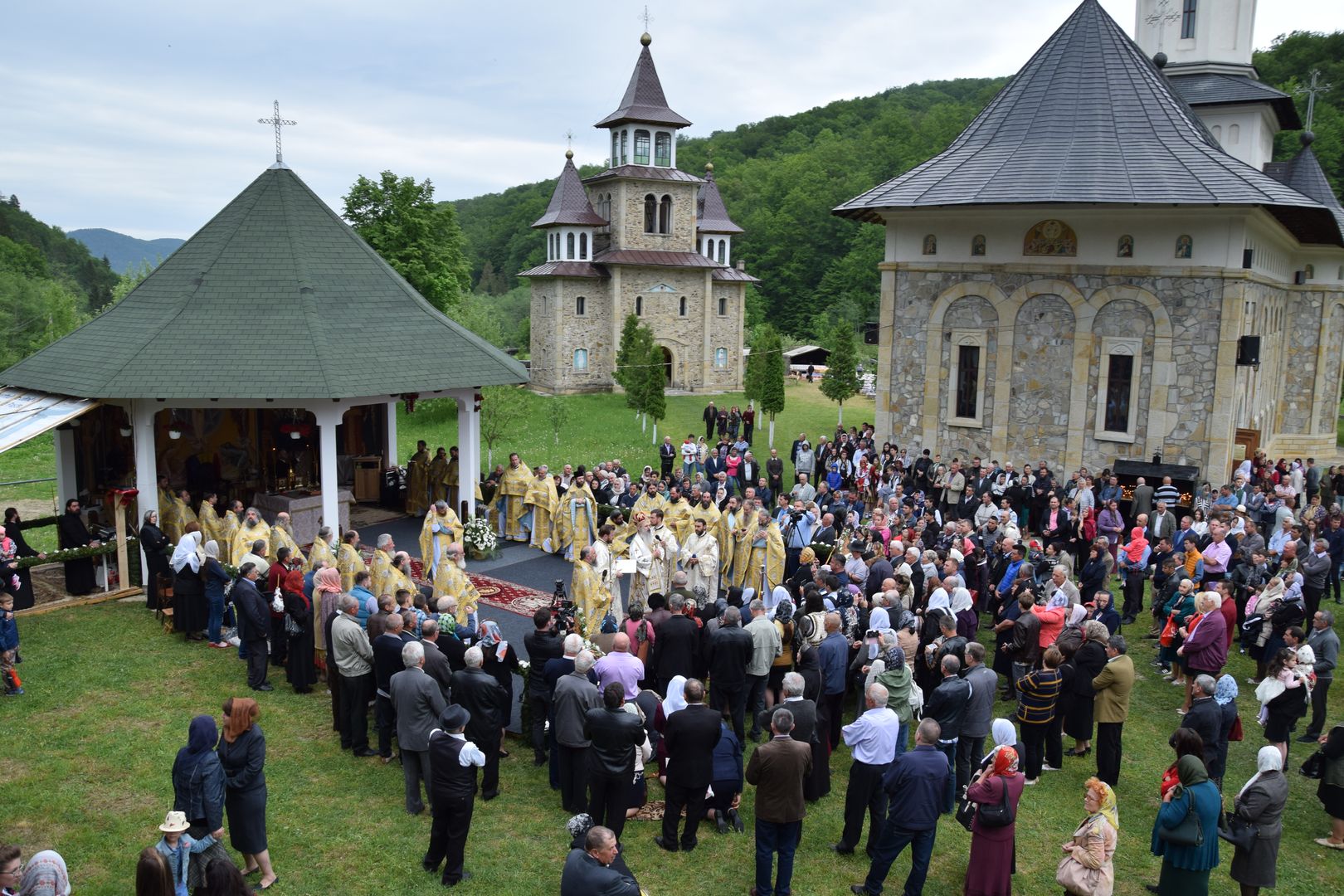 Paraclisul Schitului Icoana Nouă - Neamț a fost sfințit de IPS Teofan