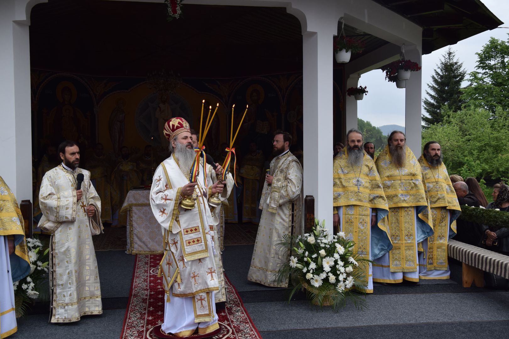 Paraclisul Schitului Icoana Nouă - Neamț a fost sfințit de IPS Teofan