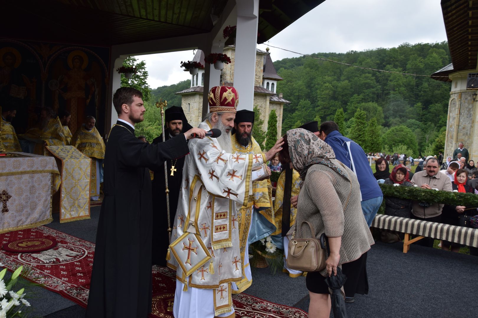 Paraclisul Schitului Icoana Nouă - Neamț a fost sfințit de IPS Teofan