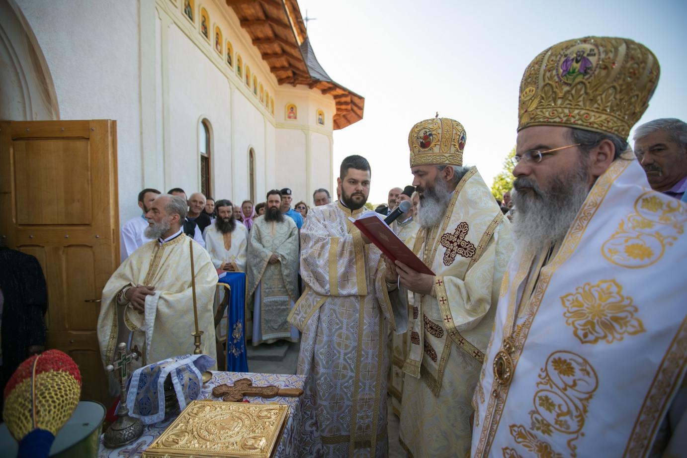 Biserica Schitului „Sfinţii Împăraţi Constantin şi Elena”, sfinţită de doi ierarhi