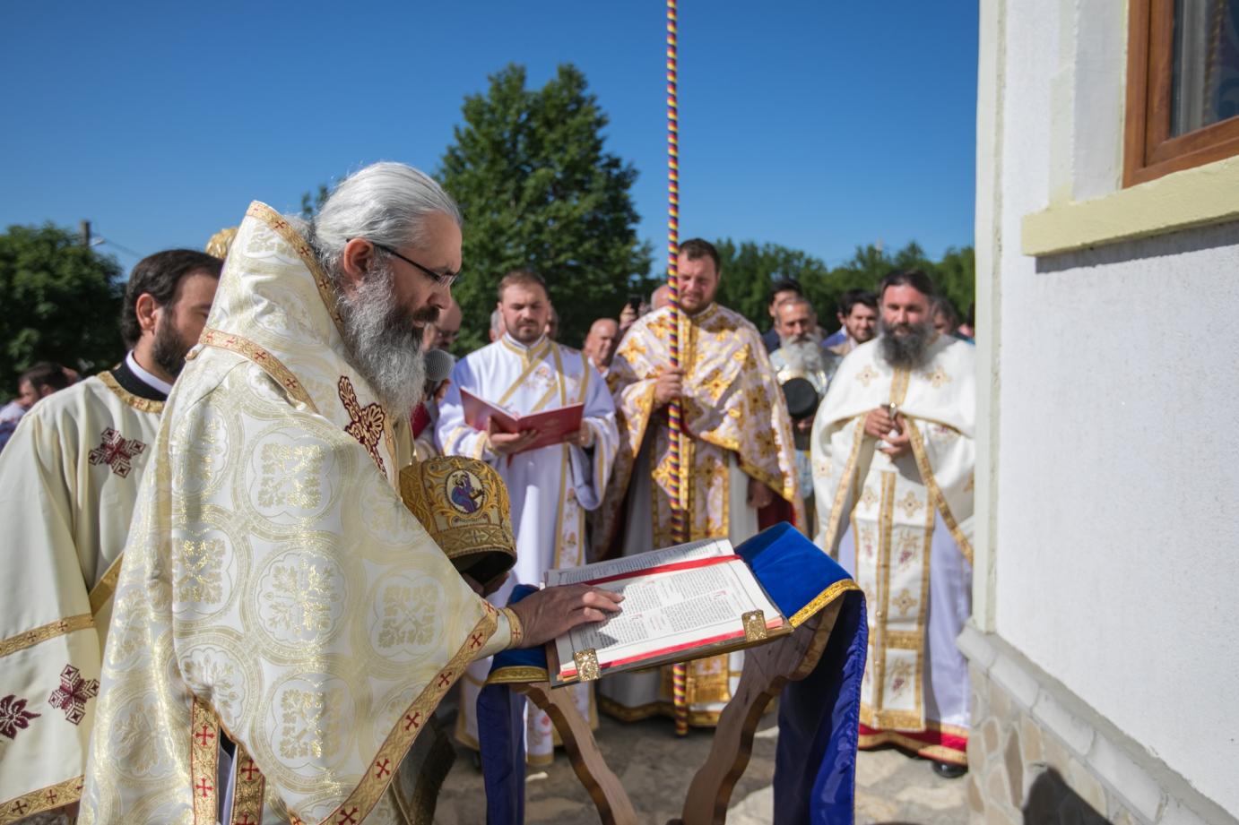 Biserica Schitului „Sfinţii Împăraţi Constantin şi Elena”, sfinţită de doi ierarhi