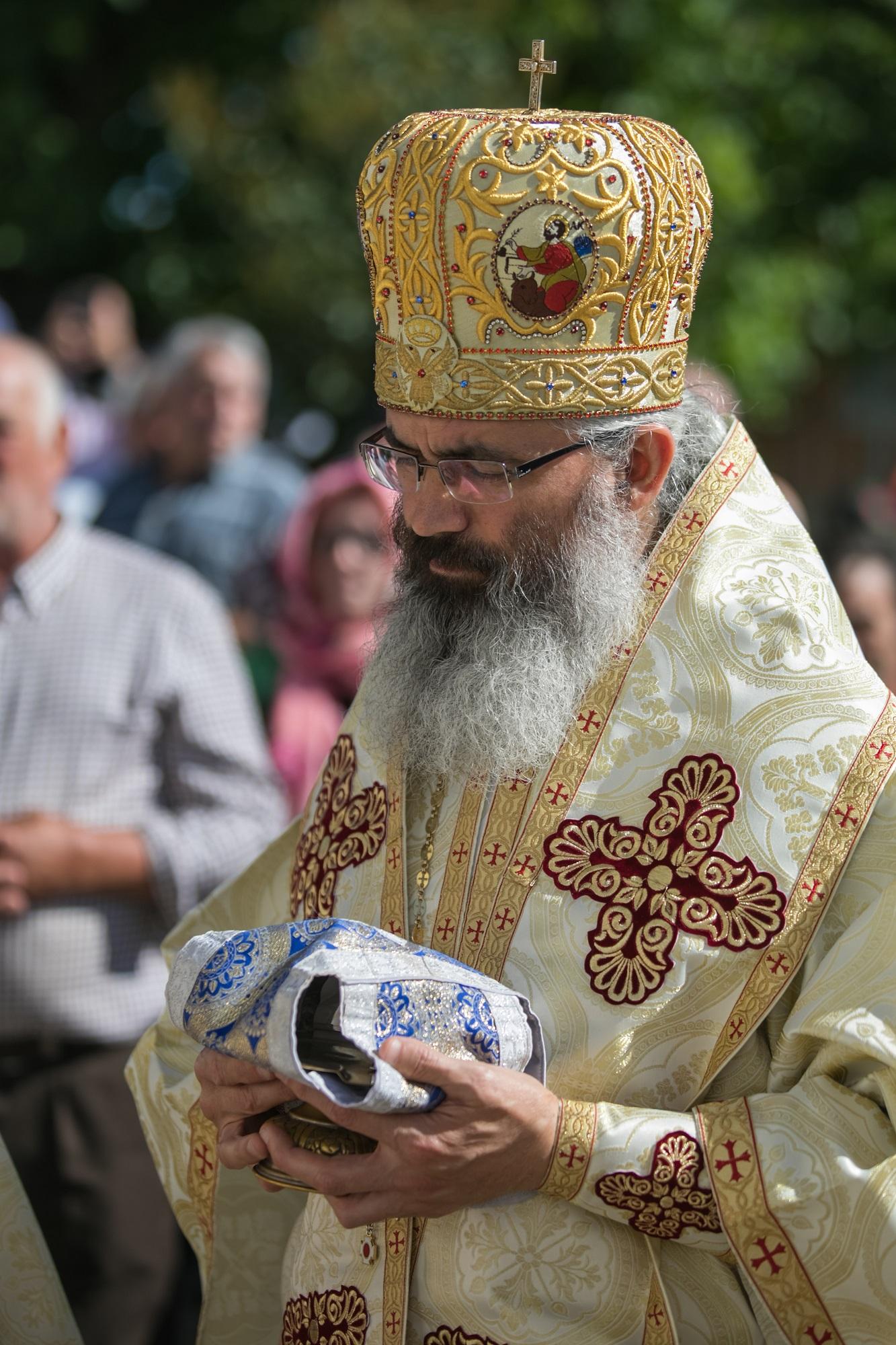 Biserica Schitului „Sfinţii Împăraţi Constantin şi Elena”, sfinţită de doi ierarhi