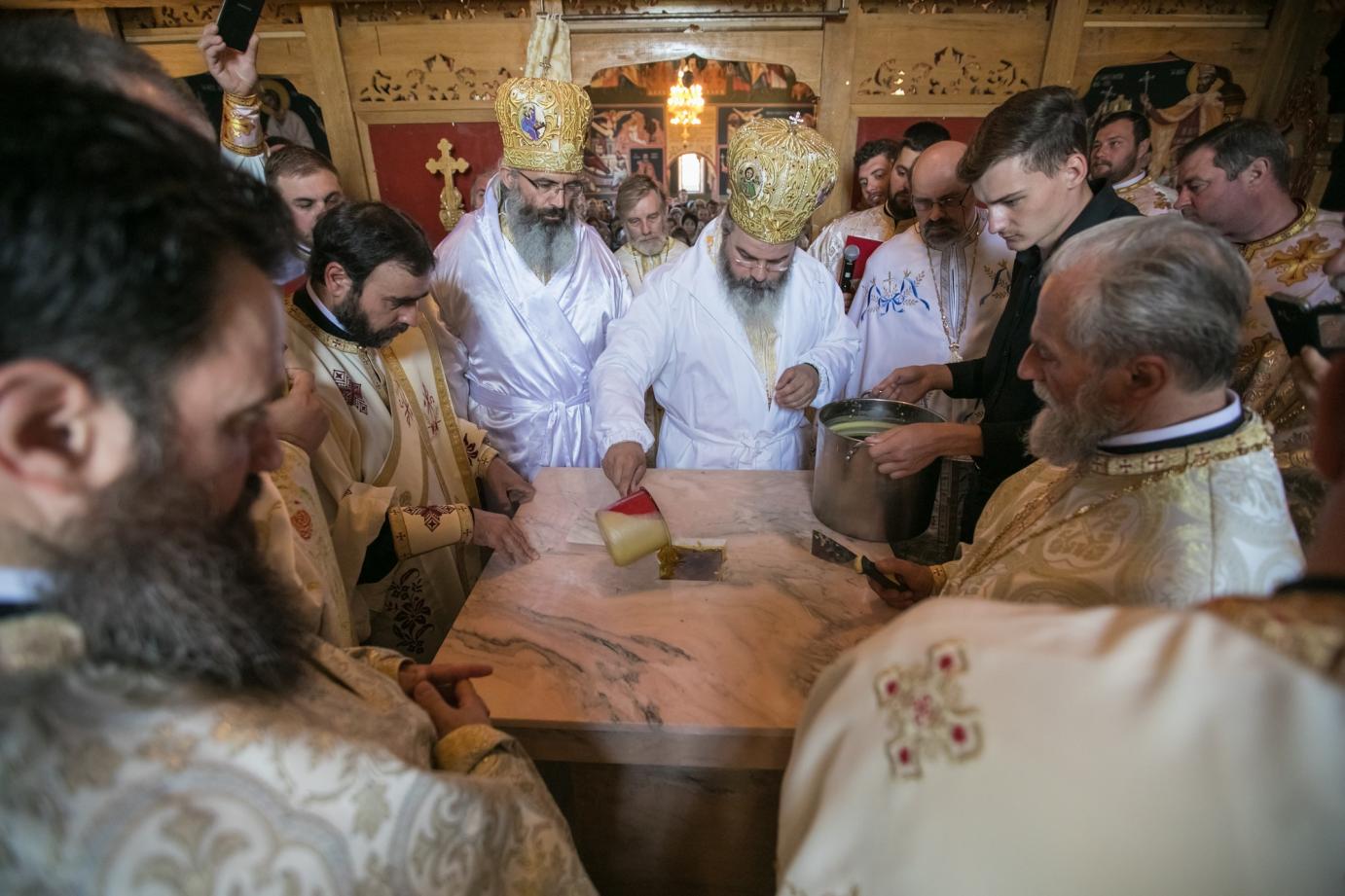 Biserica Schitului „Sfinţii Împăraţi Constantin şi Elena”, sfinţită de doi ierarhi