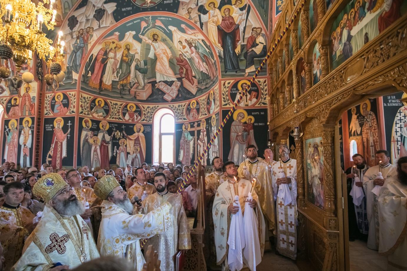 Biserica Schitului „Sfinţii Împăraţi Constantin şi Elena”, sfinţită de doi ierarhi