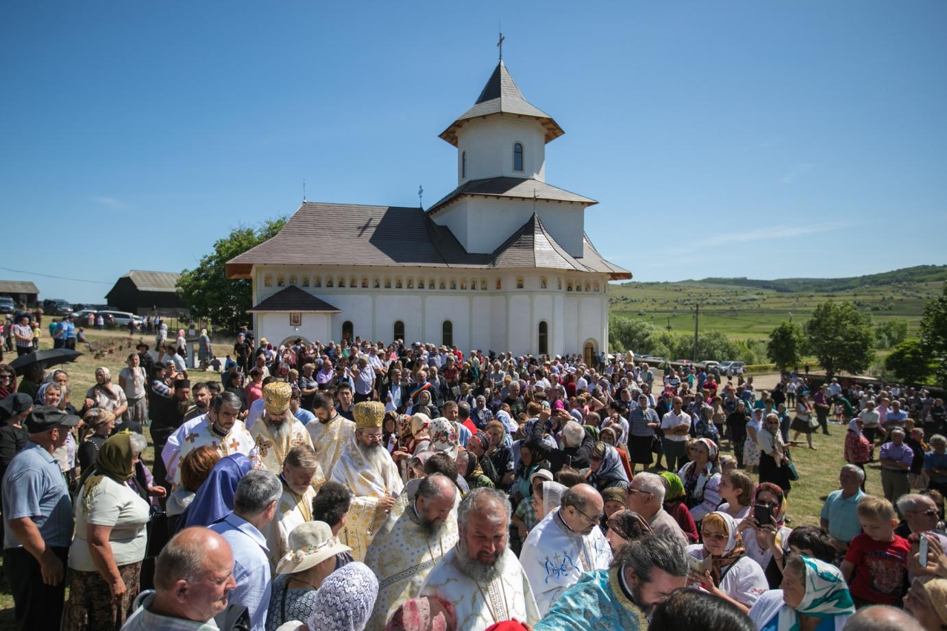 Biserica Schitului „Sfinţii Împăraţi Constantin şi Elena”, sfinţită de doi ierarhi