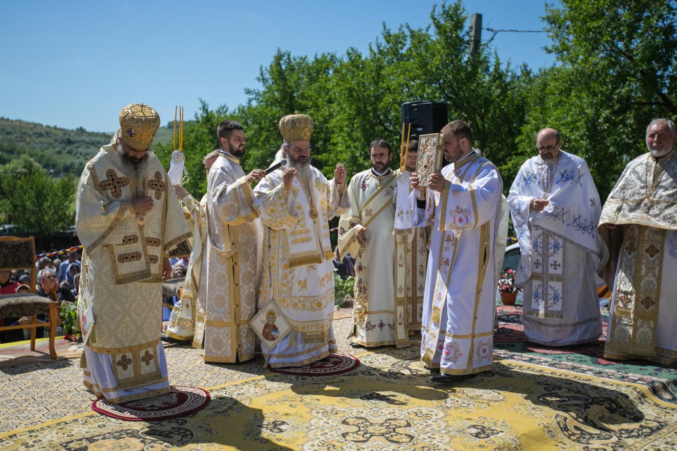 Biserica Schitului „Sfinţii Împăraţi Constantin şi Elena”, sfinţită de doi ierarhi