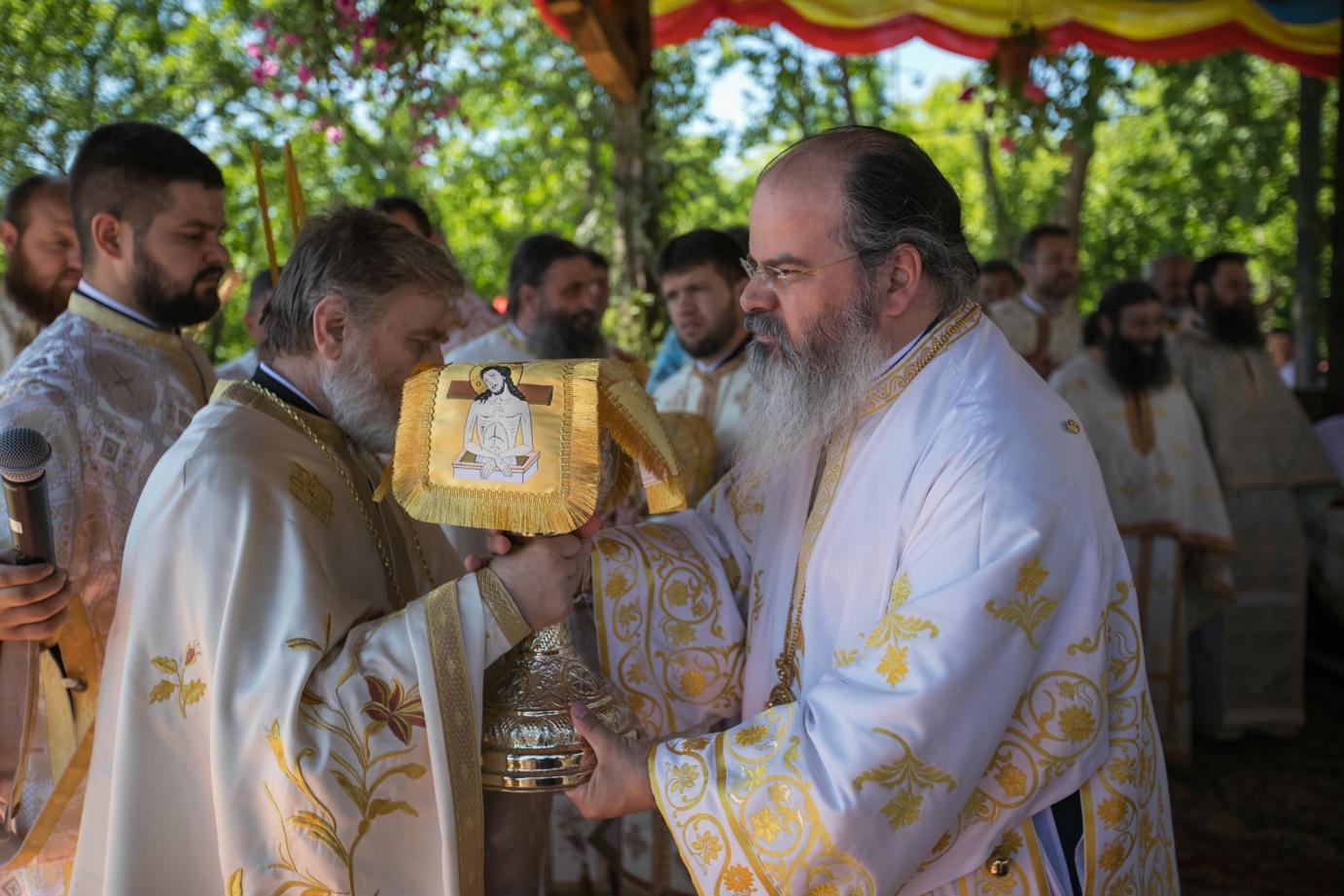 Biserica Schitului „Sfinţii Împăraţi Constantin şi Elena”, sfinţită de doi ierarhi