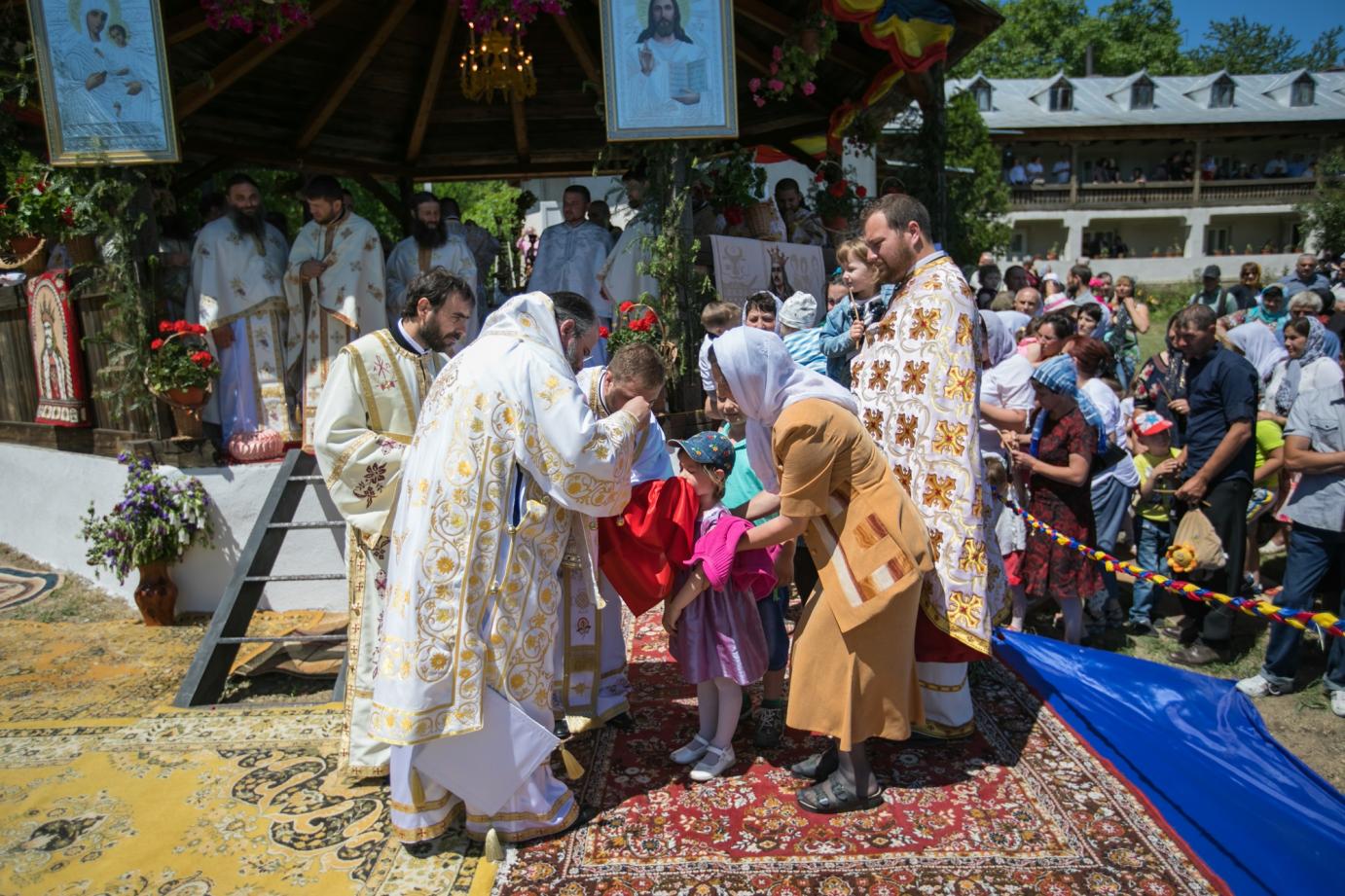 Biserica Schitului „Sfinţii Împăraţi Constantin şi Elena”, sfinţită de doi ierarhi