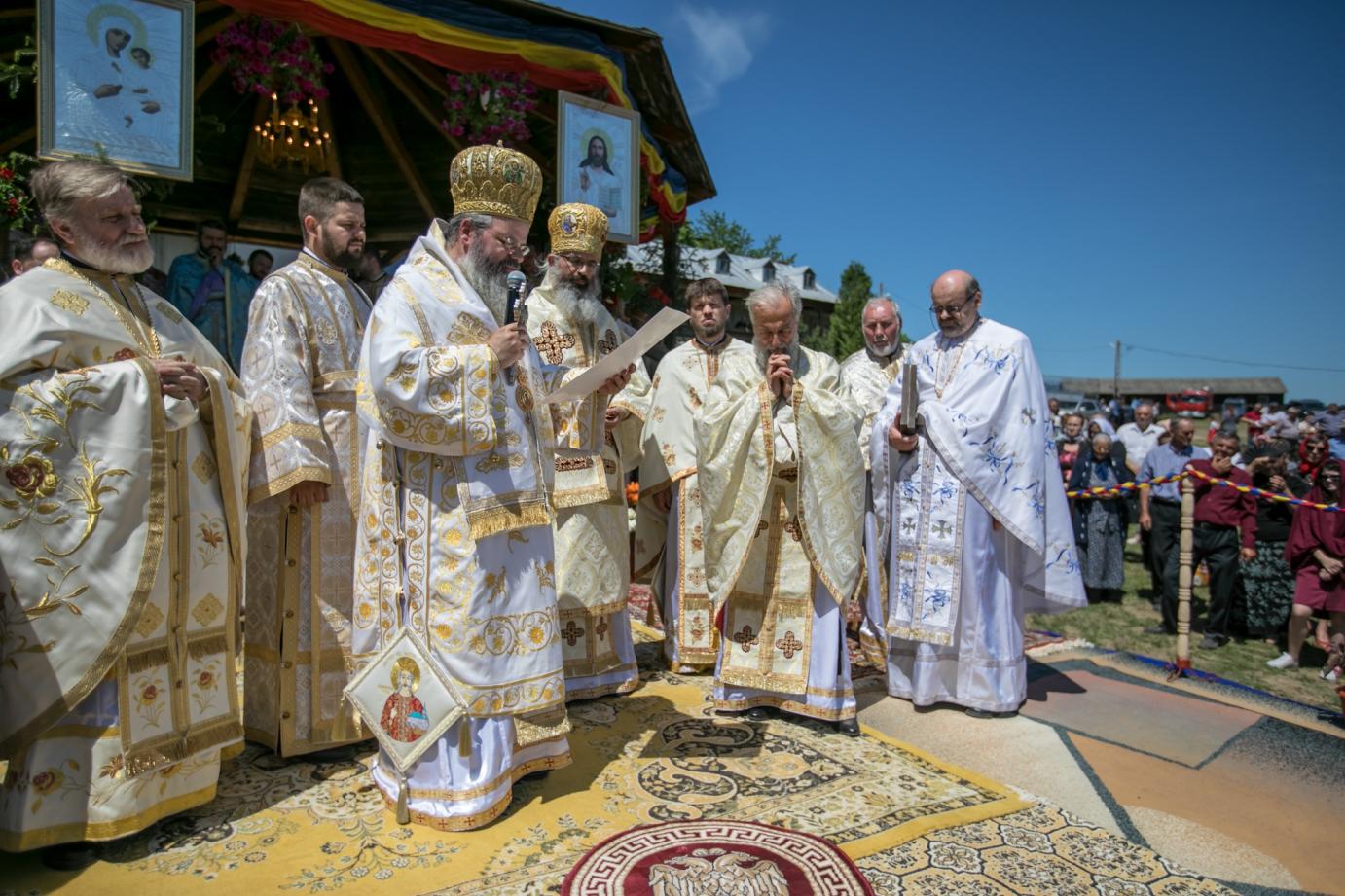 Biserica Schitului „Sfinţii Împăraţi Constantin şi Elena”, sfinţită de doi ierarhi