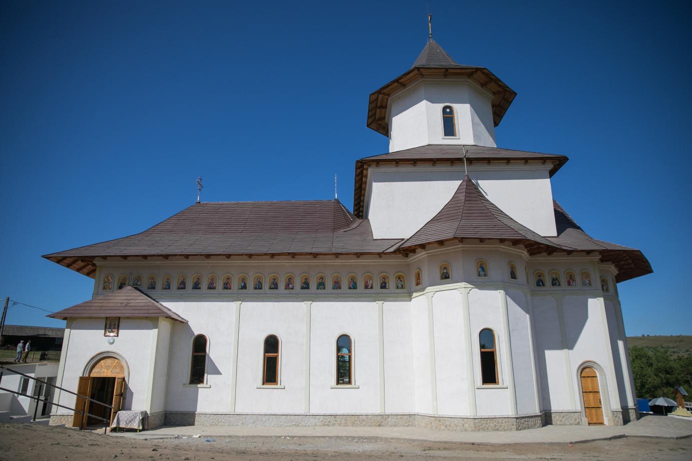 Biserica Schitului „Sfinţii Împăraţi Constantin şi Elena”, sfinţită de doi ierarhi