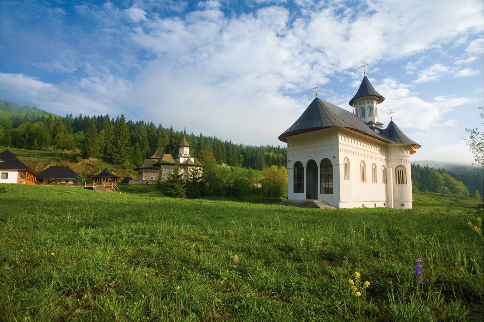 Sărbătoarea Sfântului Iacob Putneanu la Mănăstirea Putna: „De la Sfântul Iacob învățăm cele ale Școlii și cele ale Bisericii”