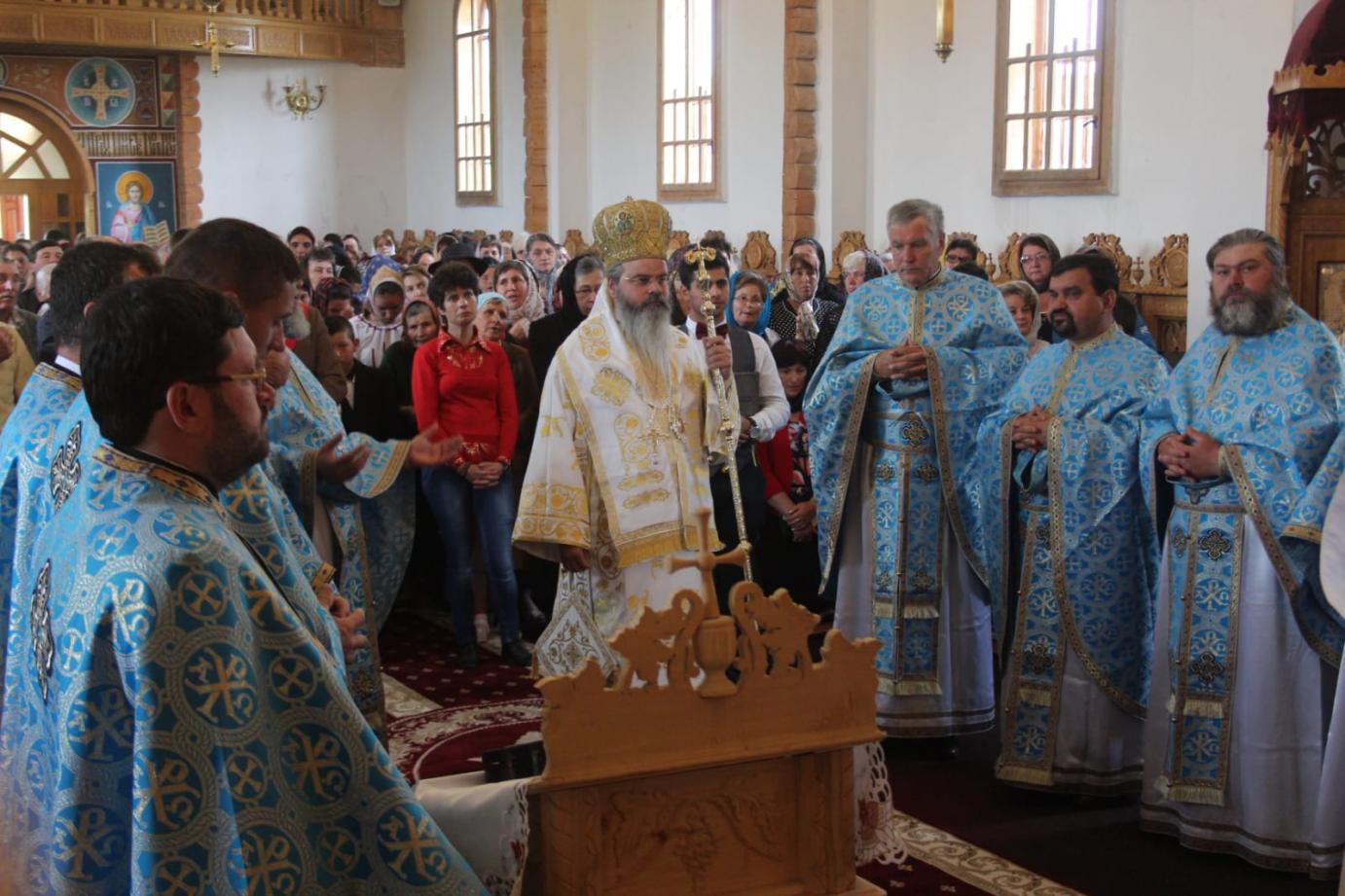 Liturghii arhiereşti la Bacău şi Drăgeşti