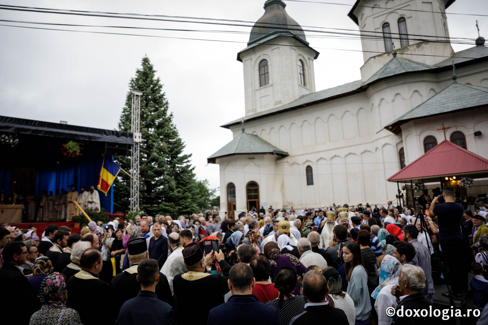 Hramul Catedralei Episcopale din Huși: 4 ierarhi au săvârșit Sfânta Liturghie