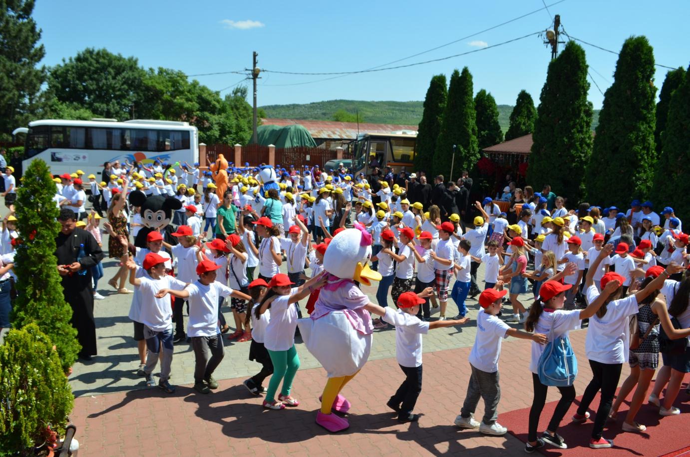 Preasfințitul Ignatie: „Noi îi iubim pe copii pentru ceea ce sunt, nu pentru ceea ce au” (galerie foto)