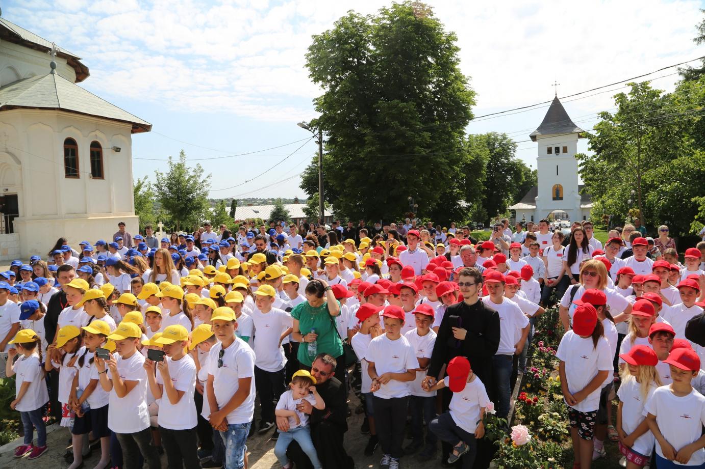 Preasfințitul Ignatie: „Noi îi iubim pe copii pentru ceea ce sunt, nu pentru ceea ce au” (galerie foto)