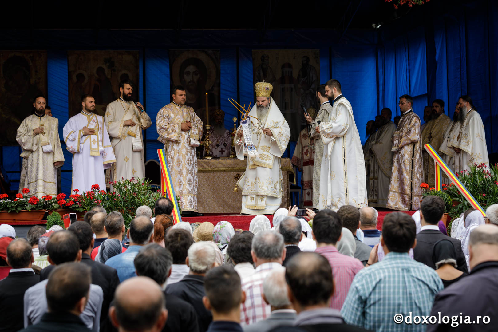 Hramul Catedralei Episcopale din Huși: 4 ierarhi au săvârșit Sfânta Liturghie
