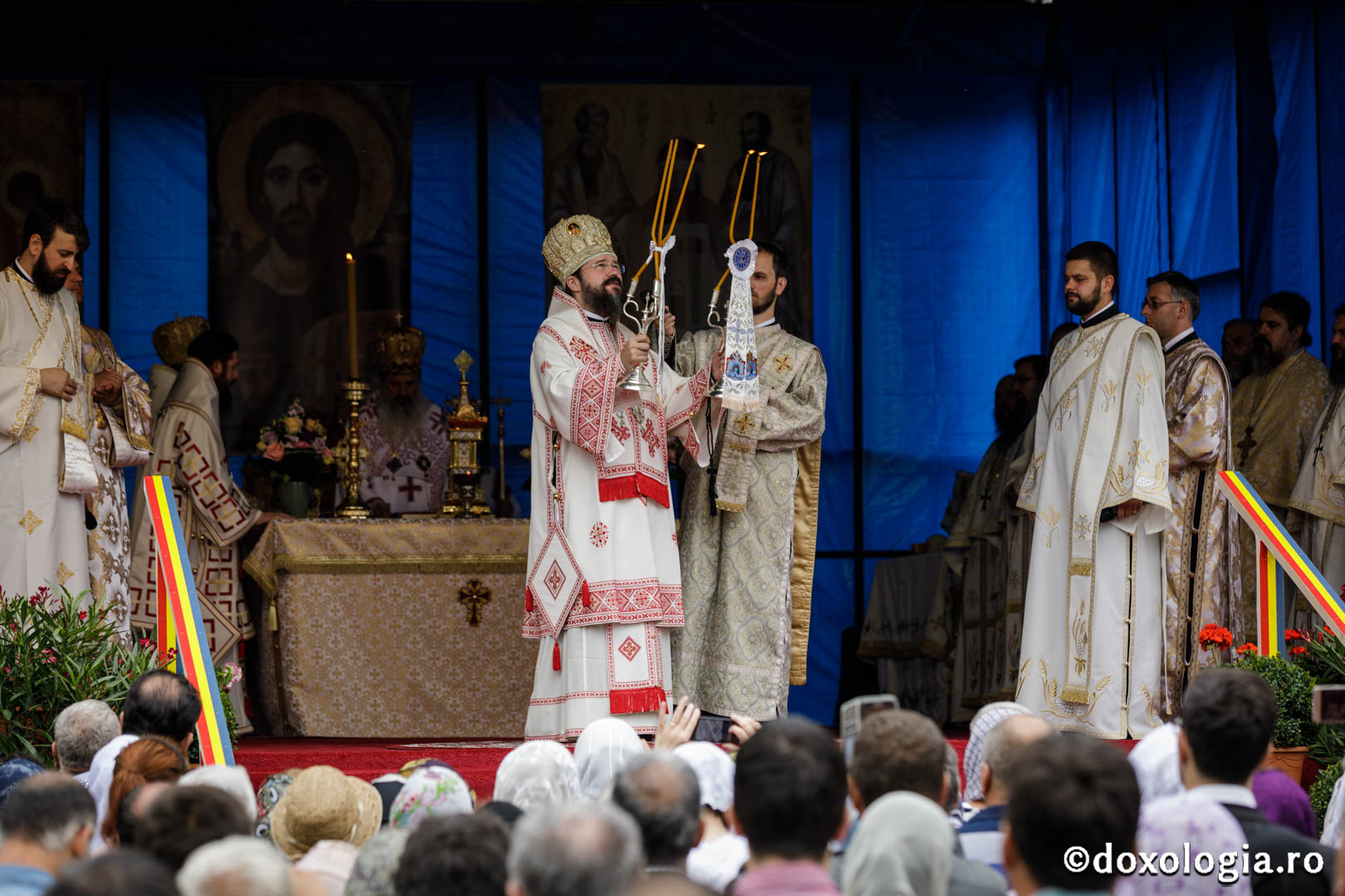 Hramul Catedralei Episcopale din Huși: 4 ierarhi au săvârșit Sfânta Liturghie