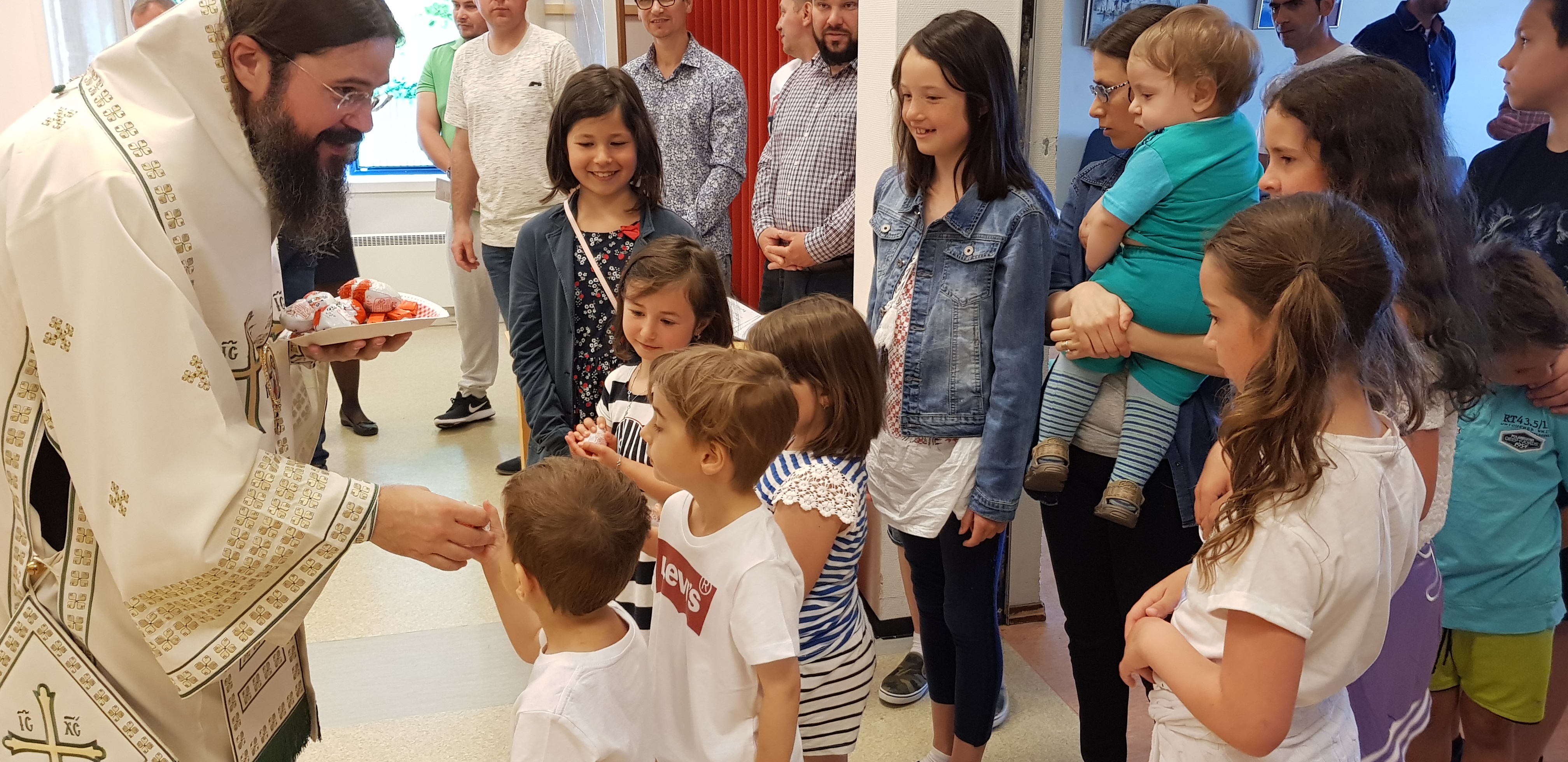 PS Macarie:  „Unul dintre semnele distinctive că încă nu ne-am pierdut copilăria este capacitatea de a ne bucura de fața luminoasă a pruncilor”